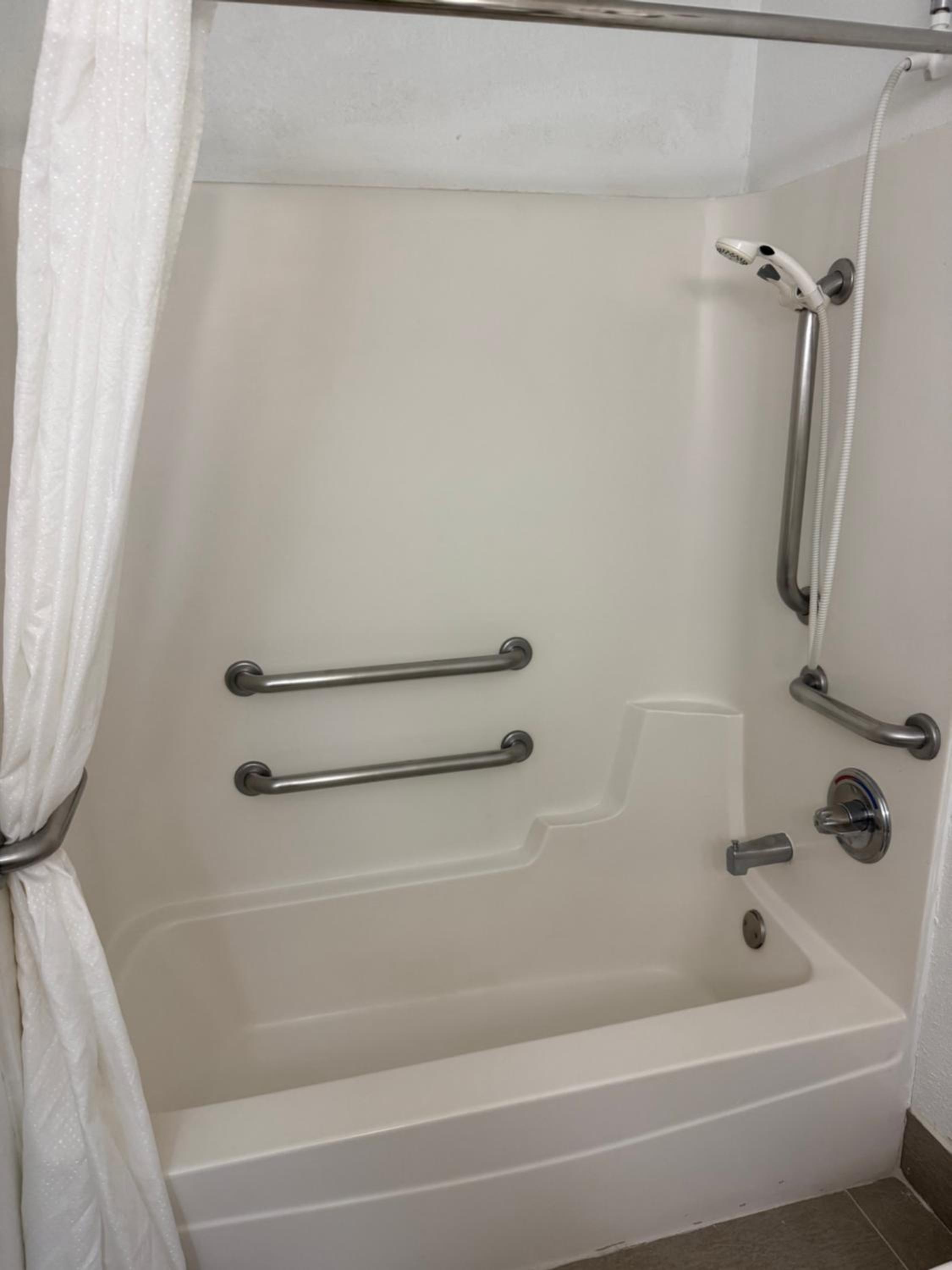 King Room with Tub - Disability Access/Non-Smoking - Photo 3