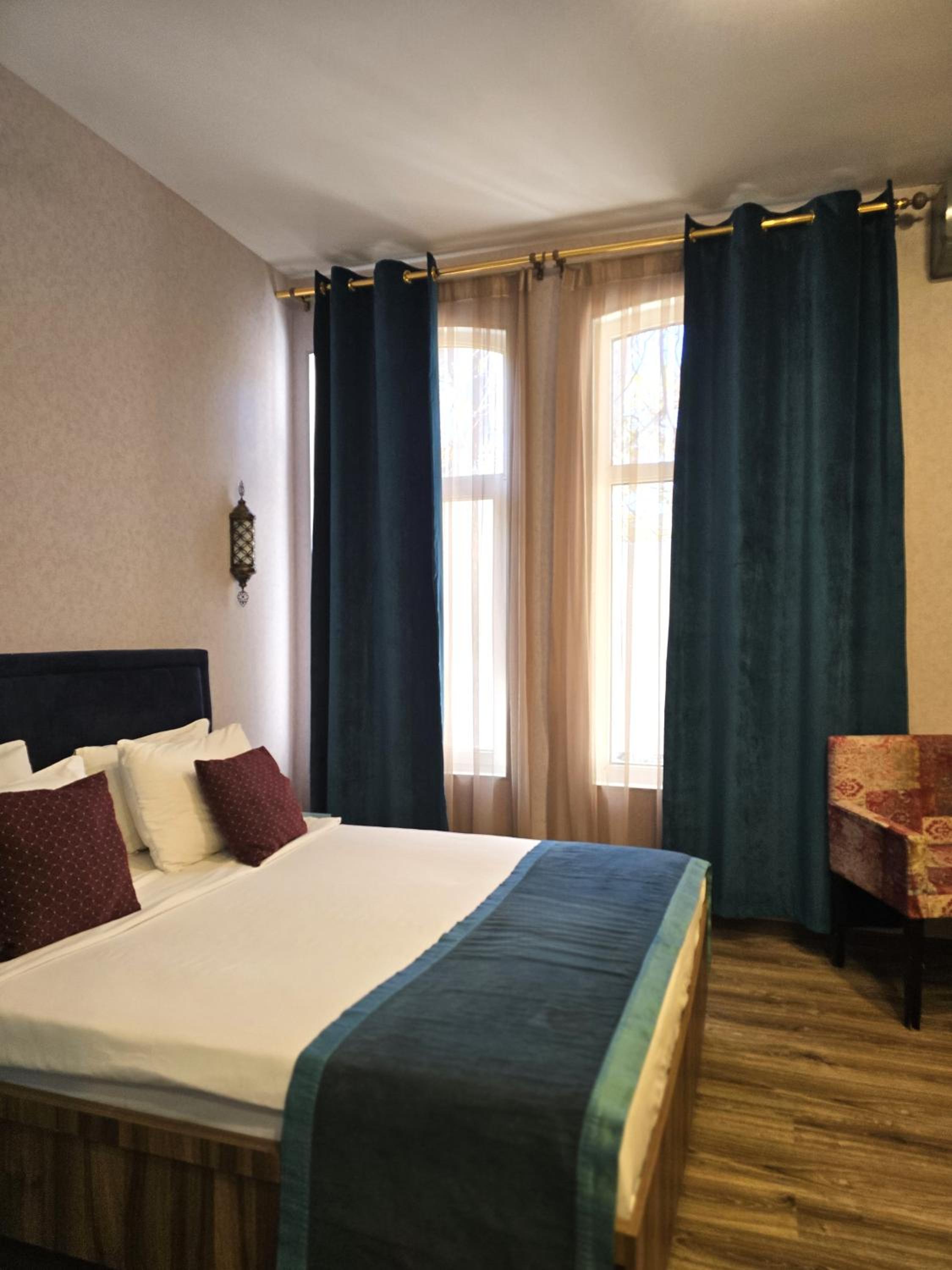 Deluxe Room (2 Adults + 1 Child) photo 1