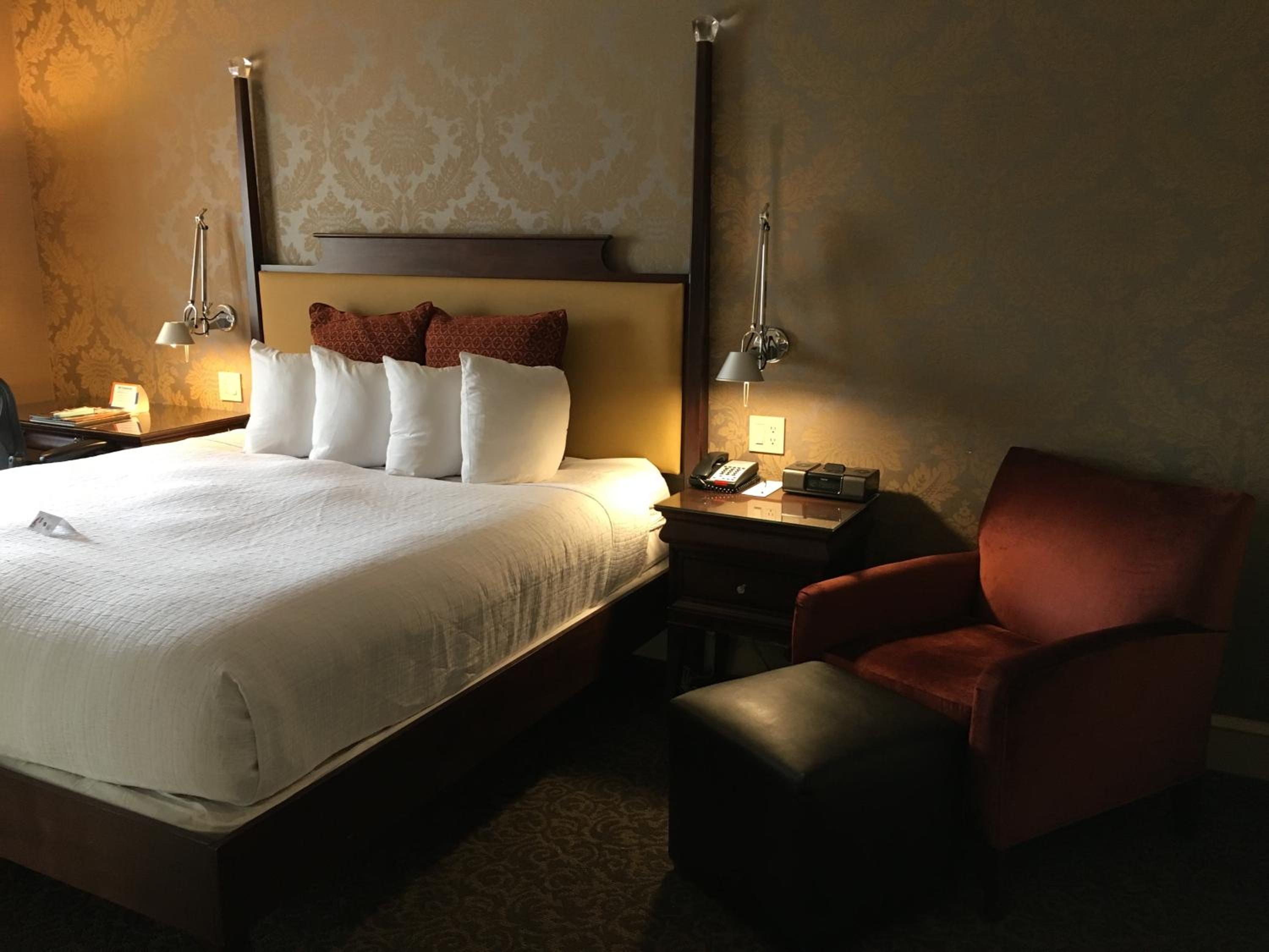 Queen Room thumbnail 5