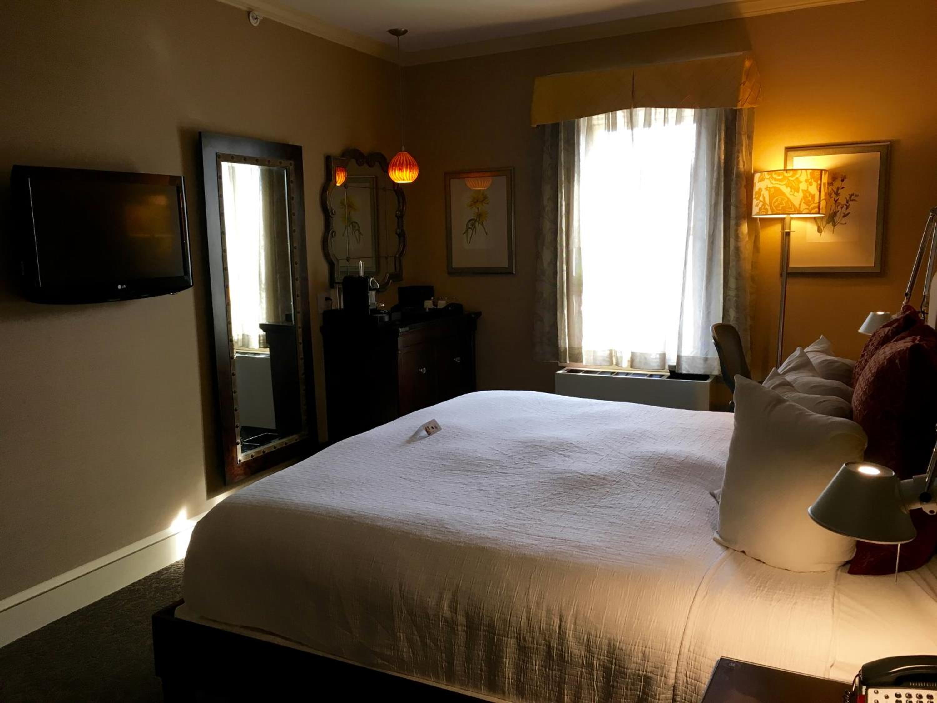 Queen Room thumbnail 6