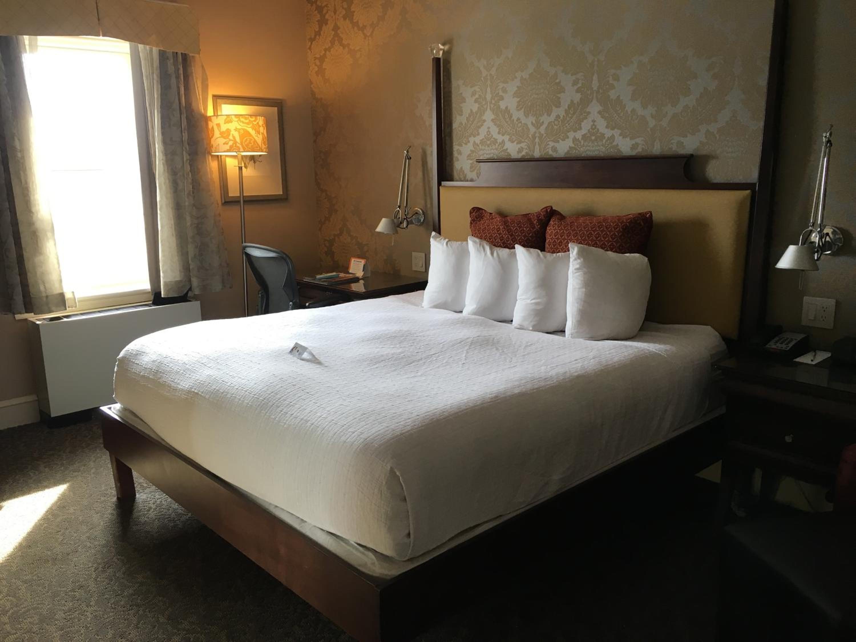 Queen Room thumbnail 6