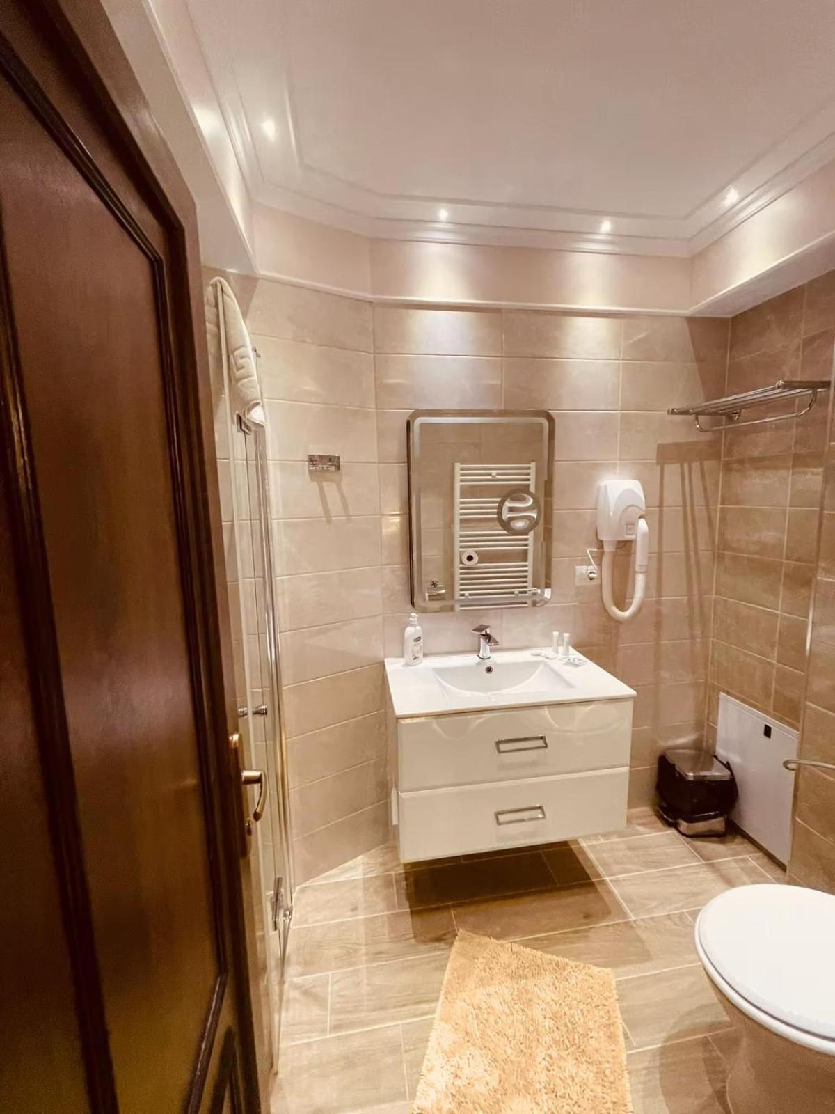 Single Room with Bathroom photo 2