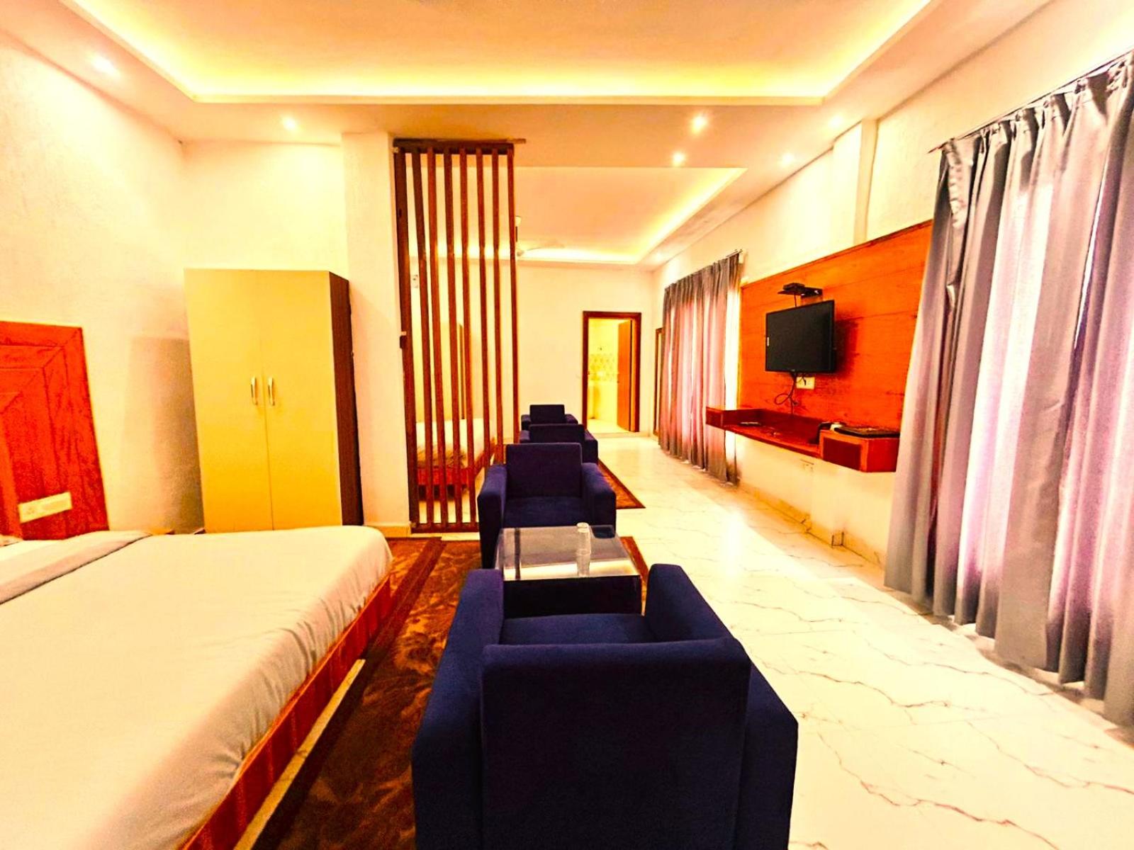 Deluxe Family Room