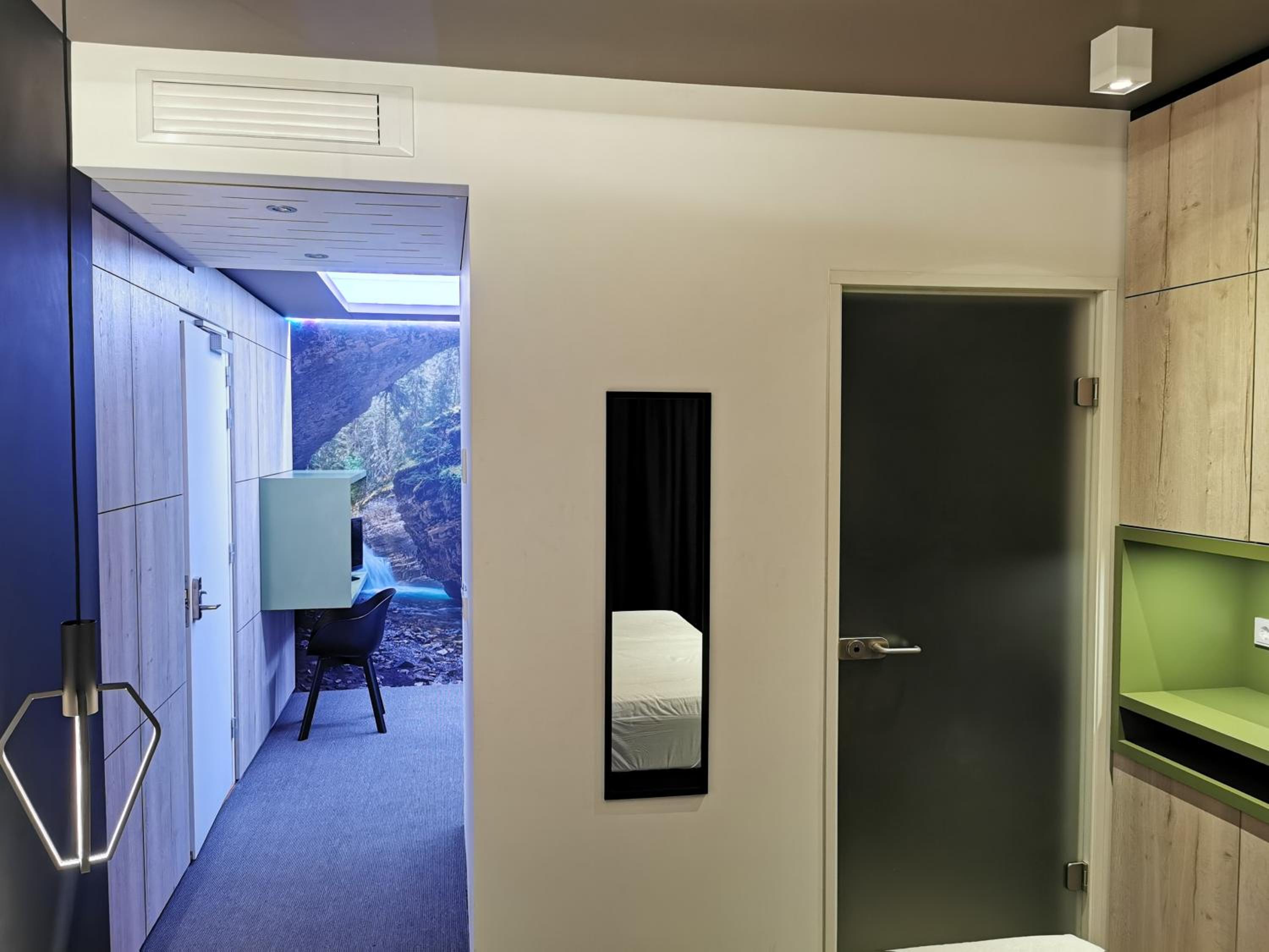 King Suite with Balcony photo 3