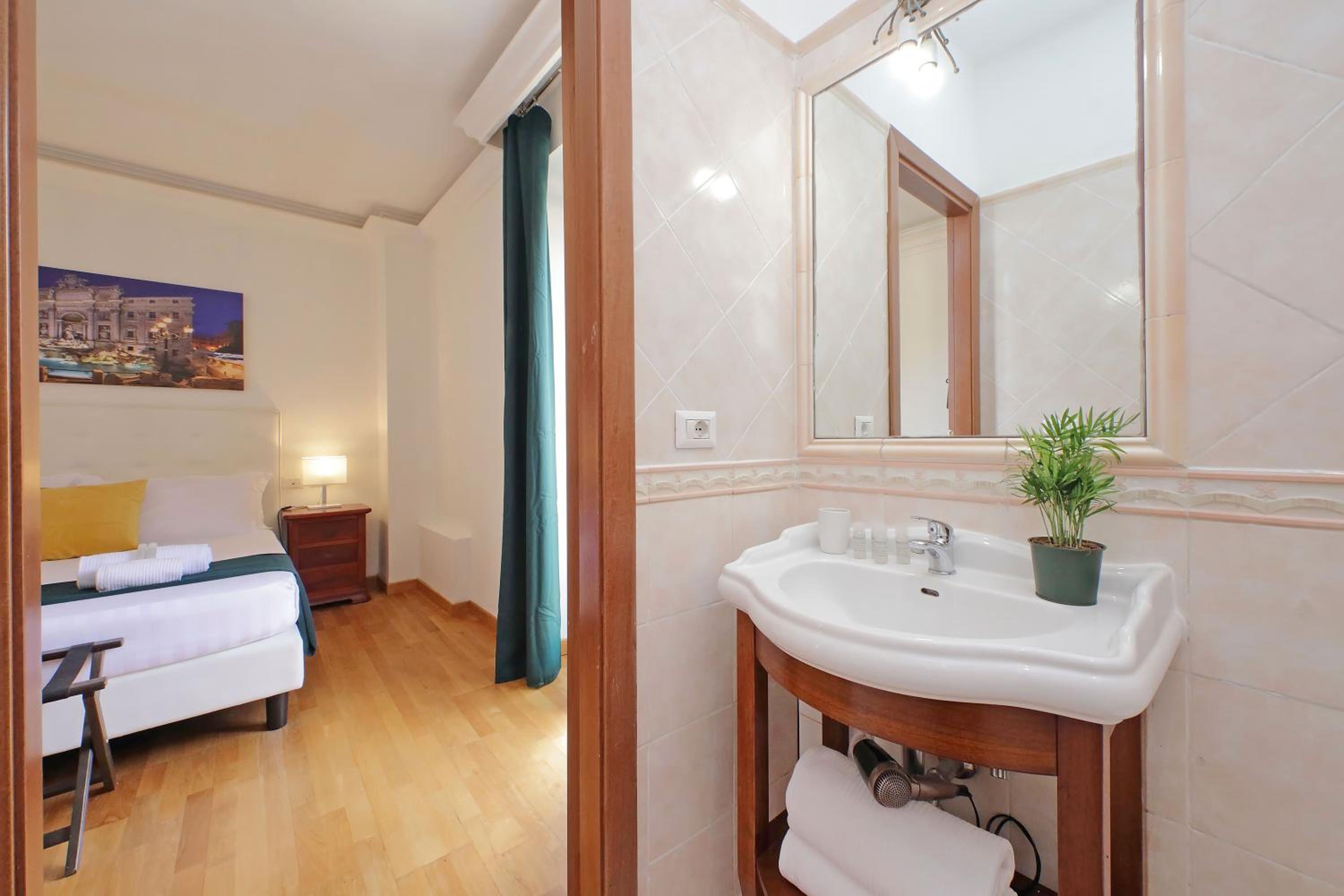 Deluxe King Room photo 3