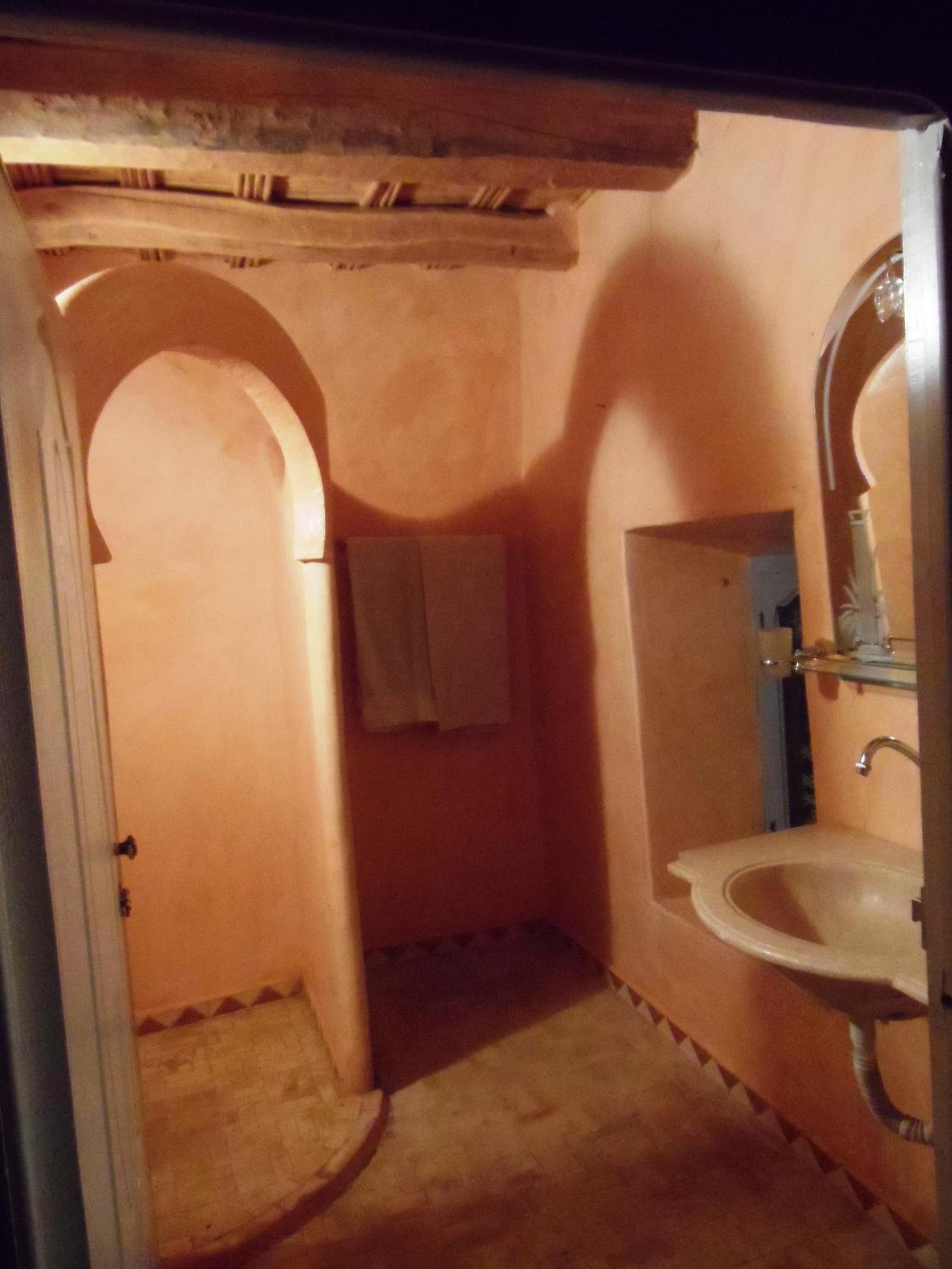 Double or Twin Room with Balcony - Photo 8