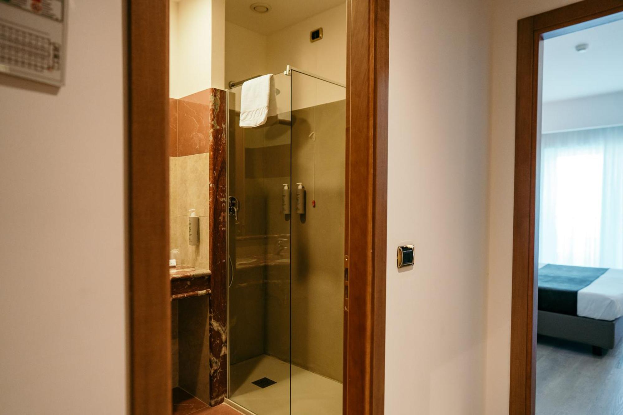 Superior Quadruple Room - Photo 3