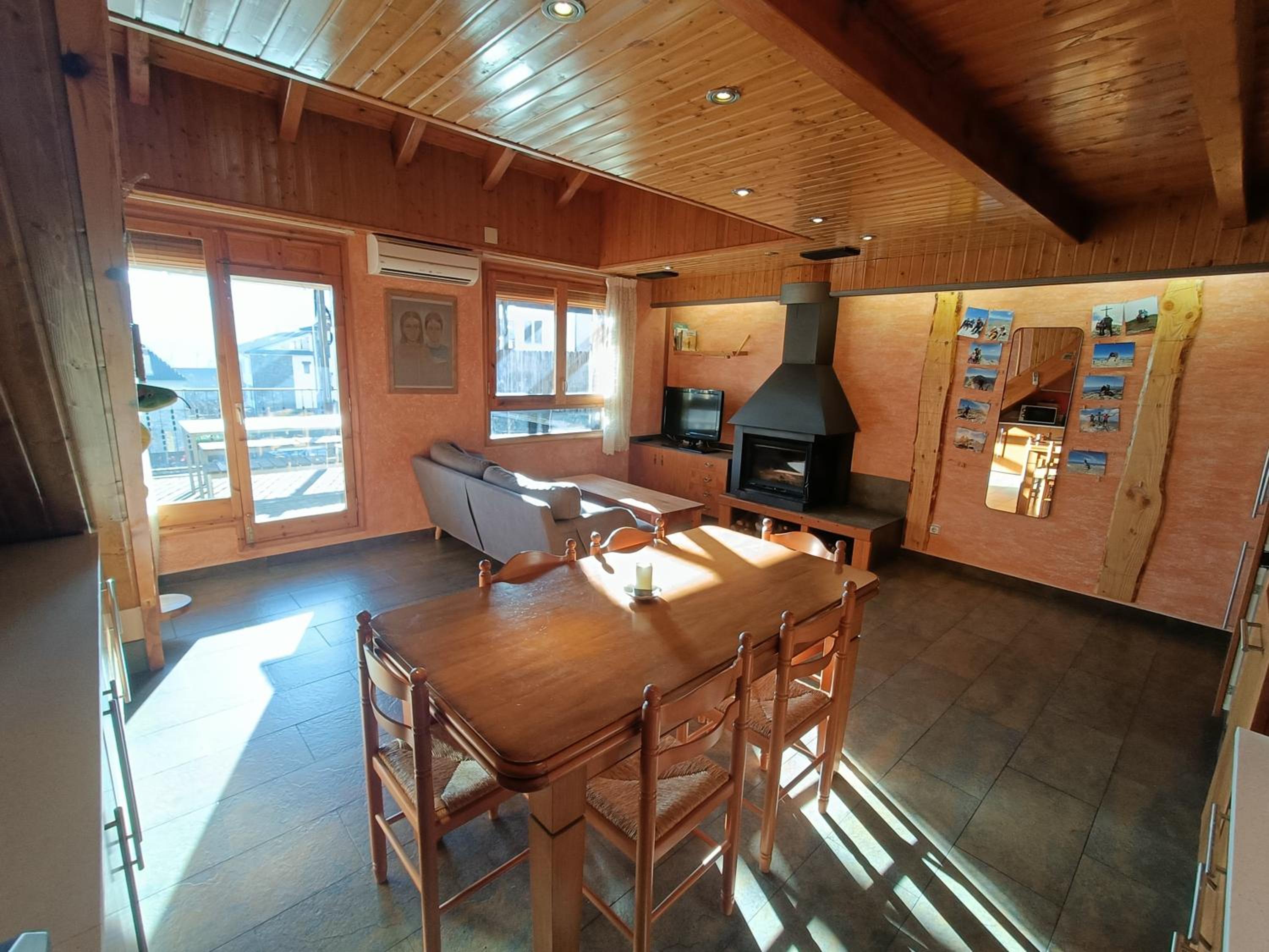 Three-Bedroom Apartment With Mountain View photo 2