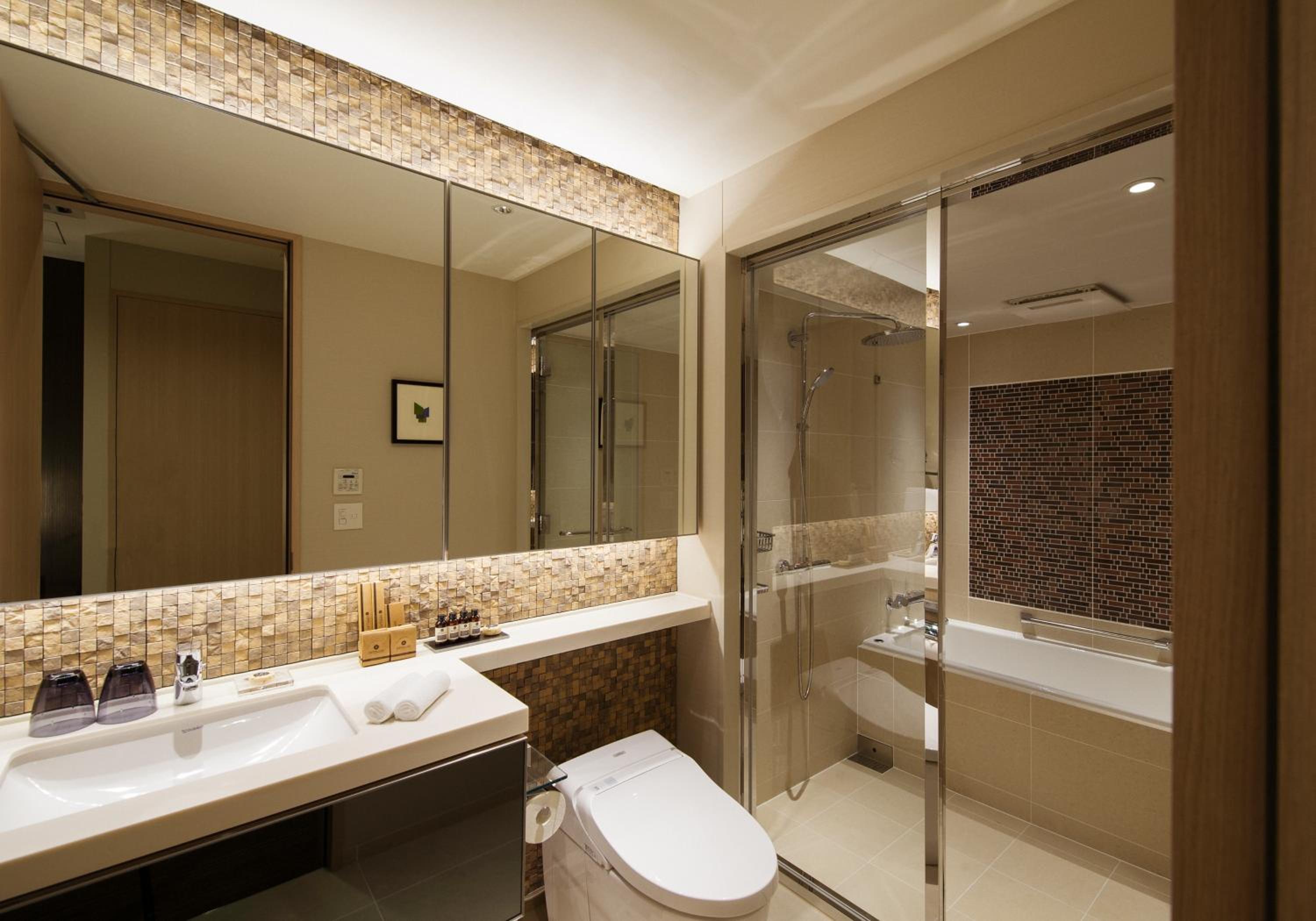 Deluxe Two-Bedroom Suite thumbnail 6