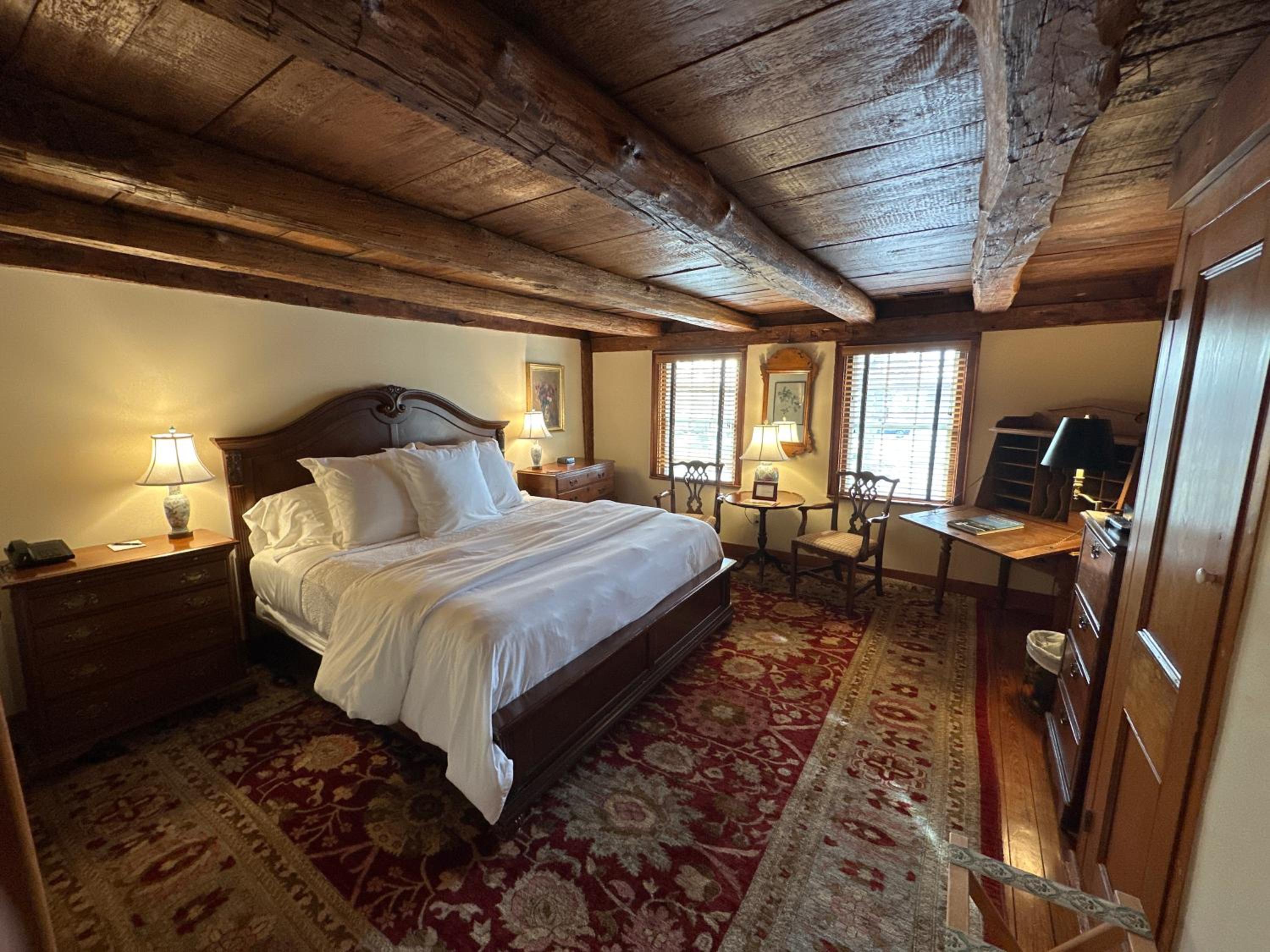 Deluxe King Suite photo 1