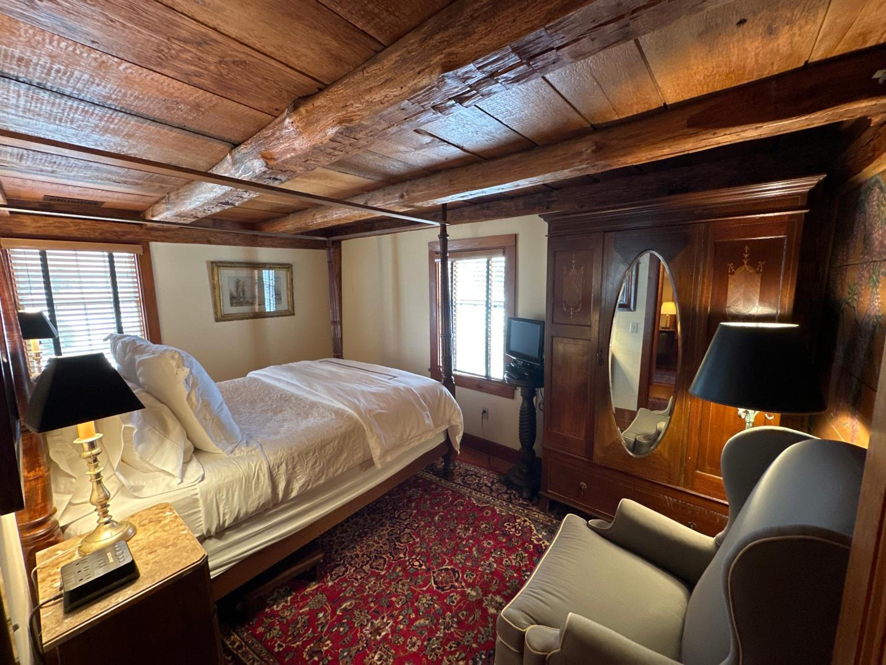 Deluxe King Suite photo 3