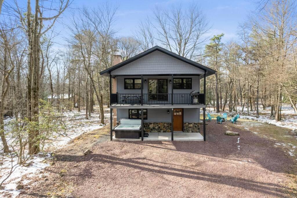 Six-Bedroom House photo 2