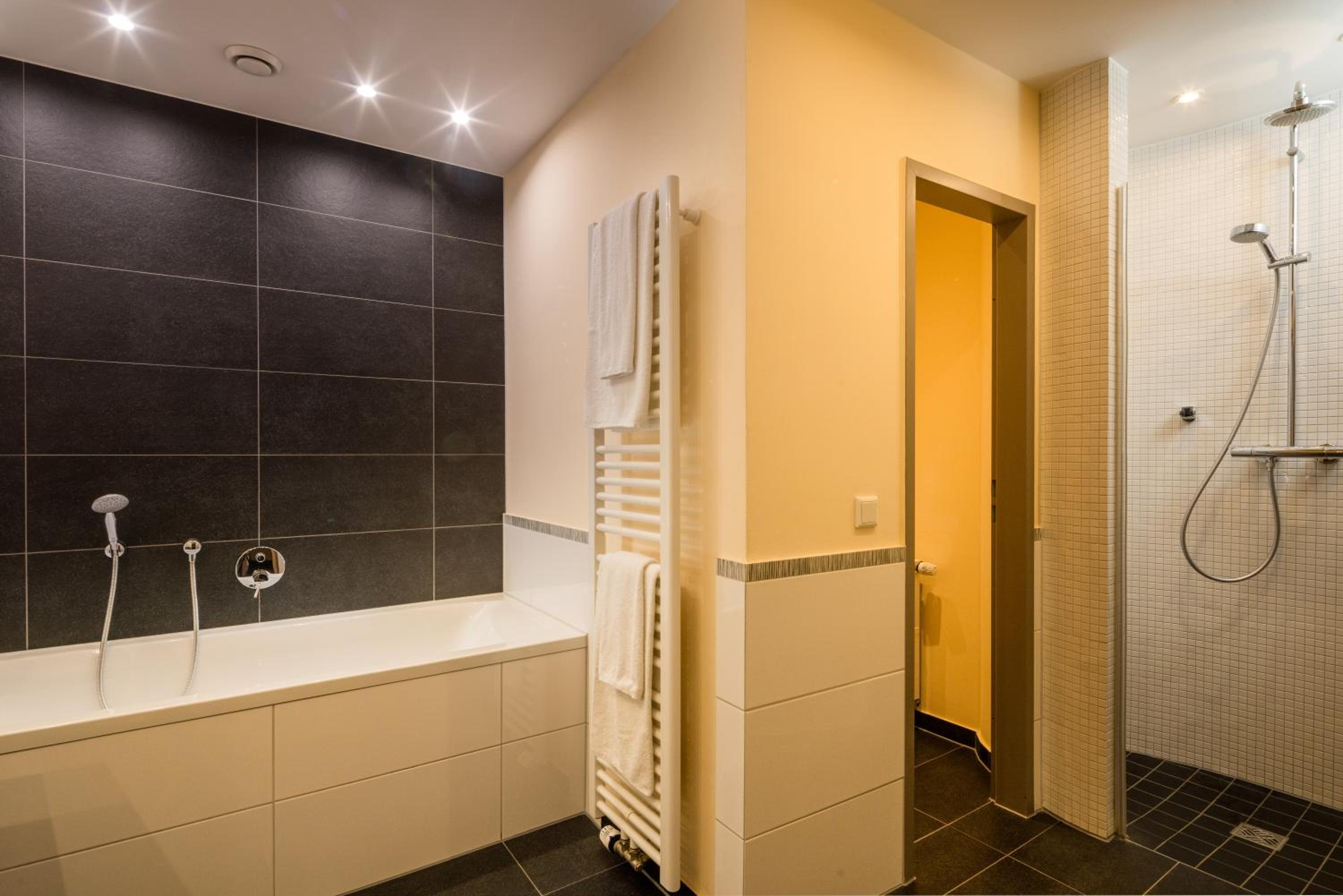Suite with Two Large Rooms - Photo 3