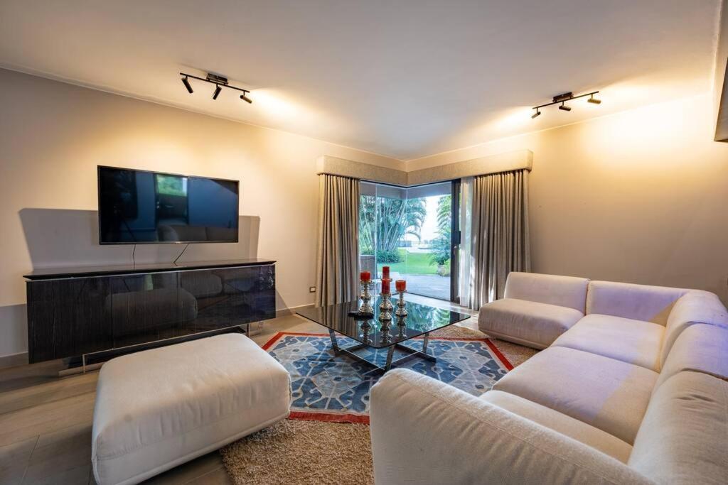 Five-Bedroom House photo 1