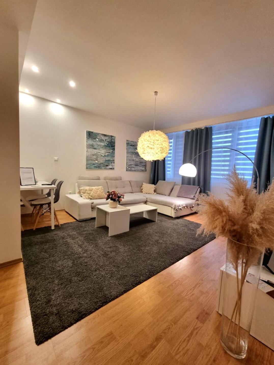One-Bedroom Apartment - Photo 1