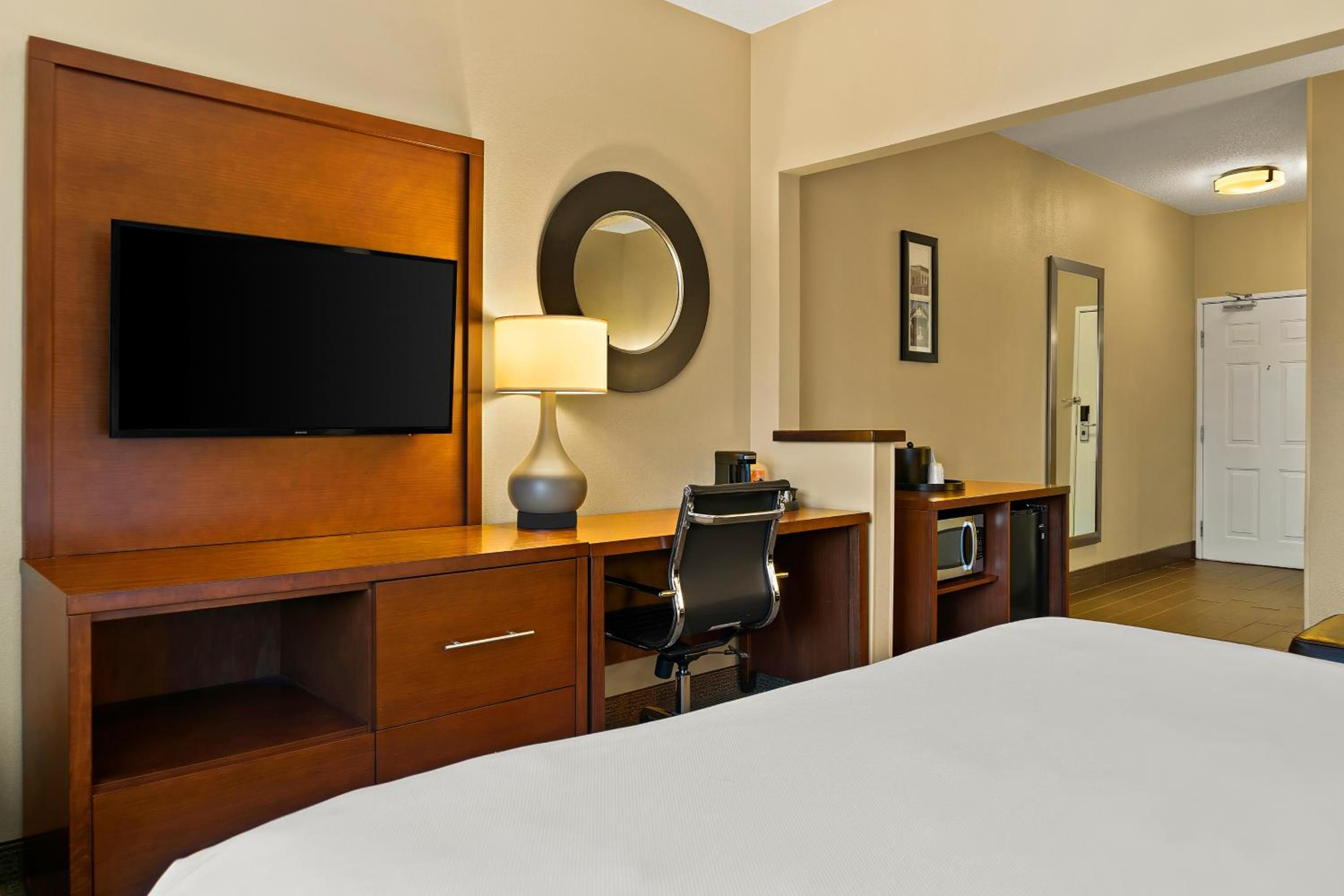 King Suite - Non-Smoking - Photo 1