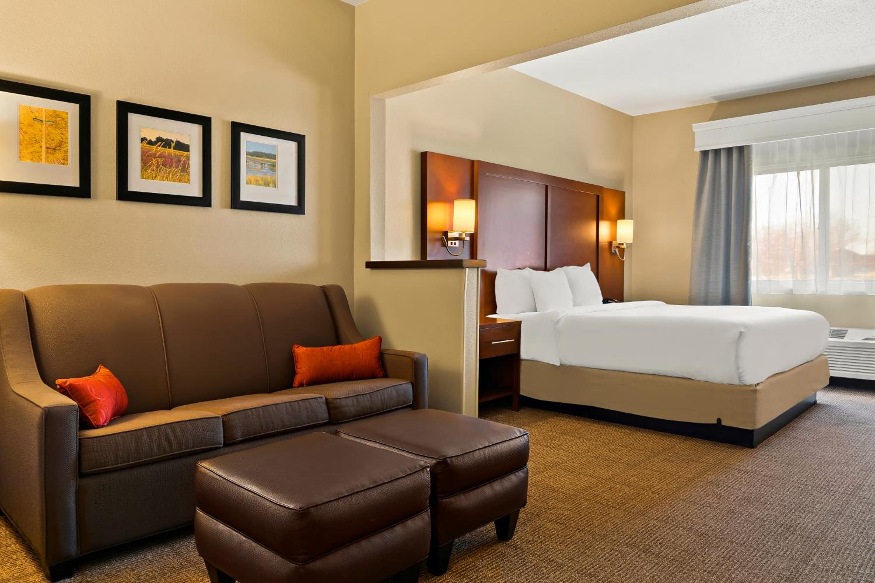 King Suite - Non-Smoking - Photo 6