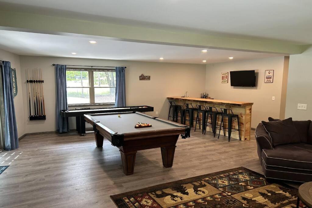 Six-Bedroom House photo 2