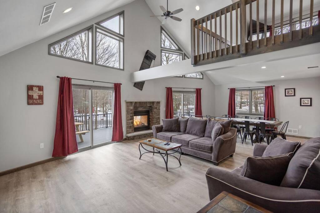 Six-Bedroom House photo 3