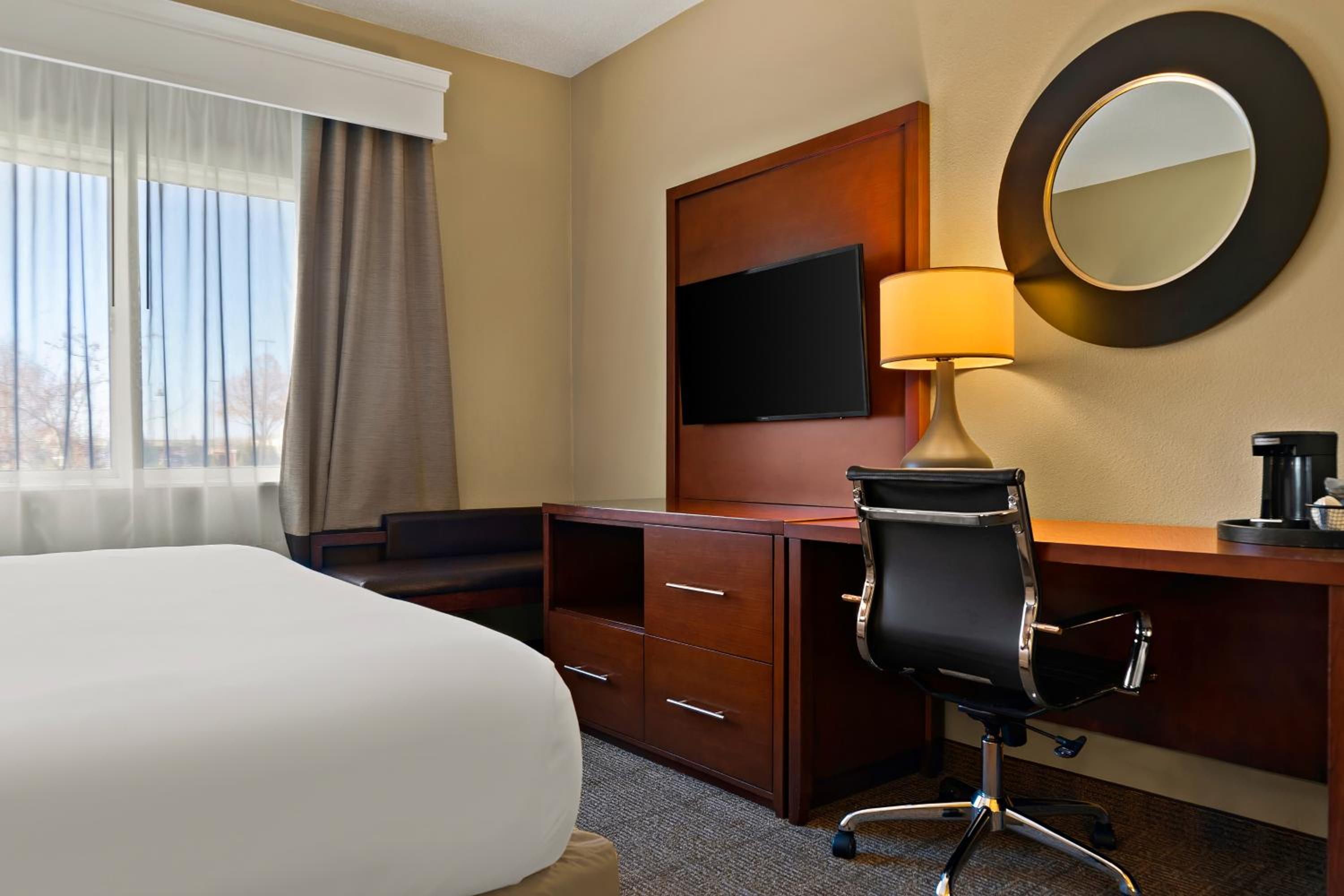 King Suite - Non-Smoking - Photo 5