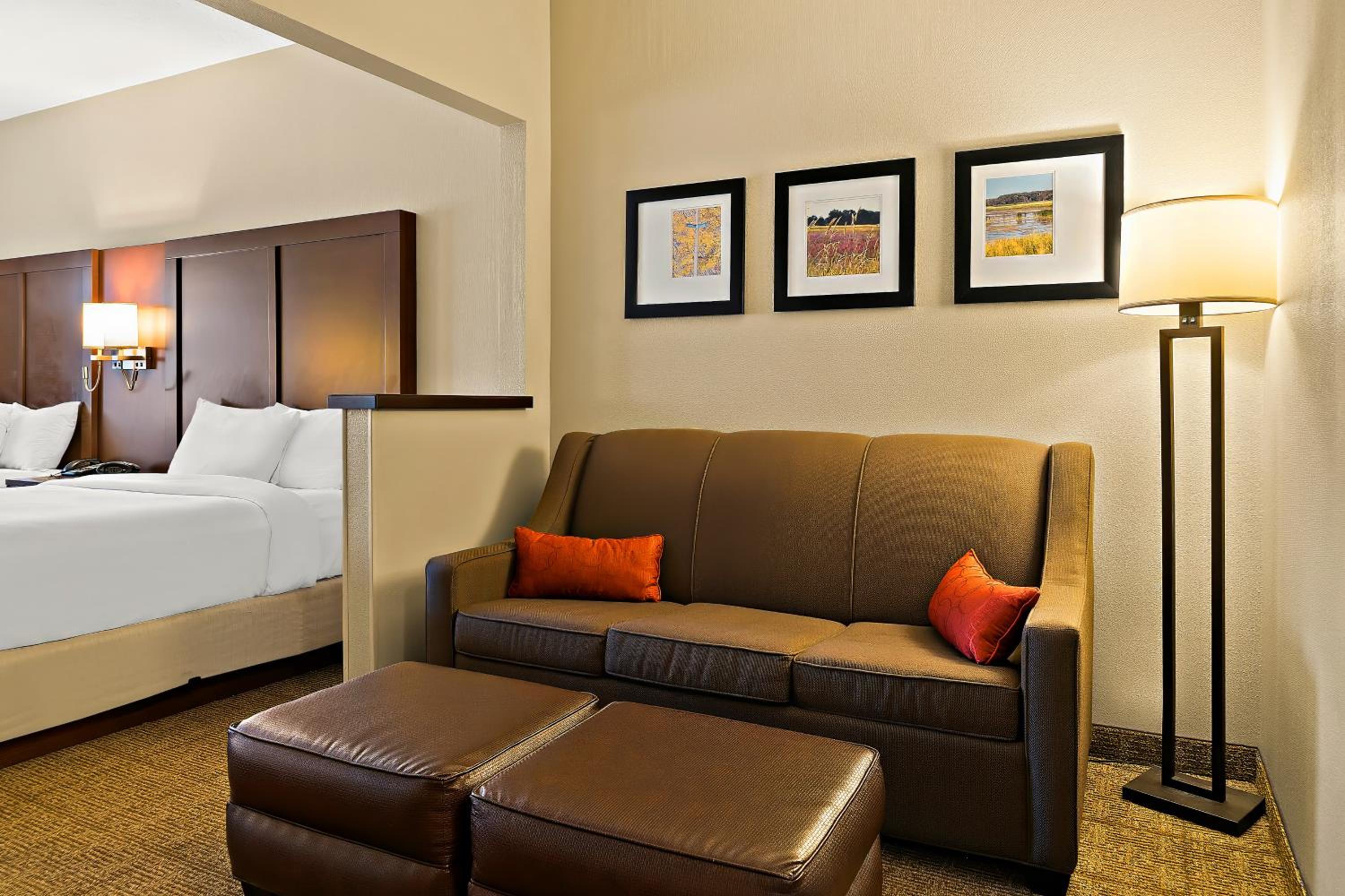 King Suite - Non-Smoking - Photo 4