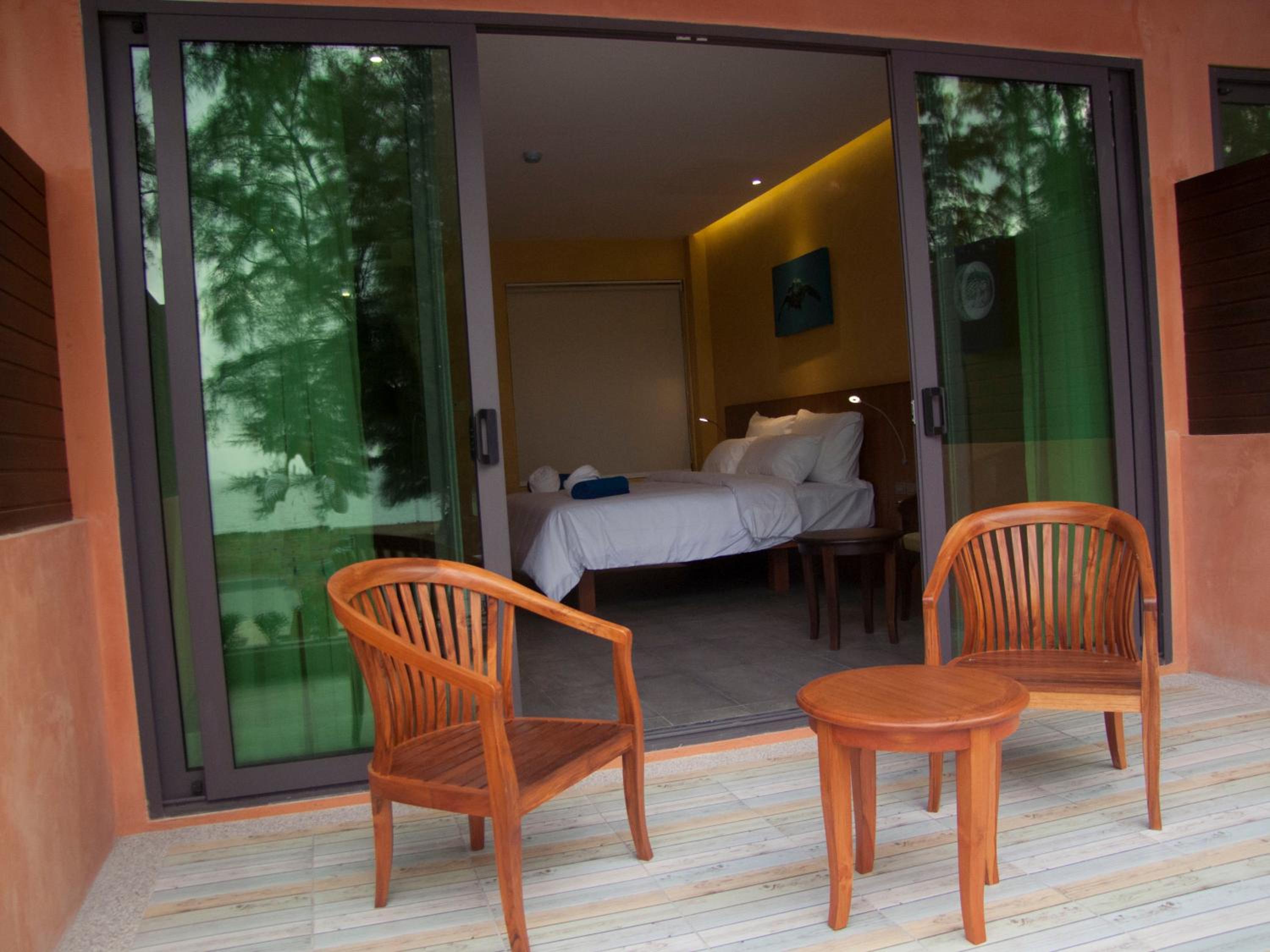 Deluxe Double or Twin Room with Pool Access photo 3