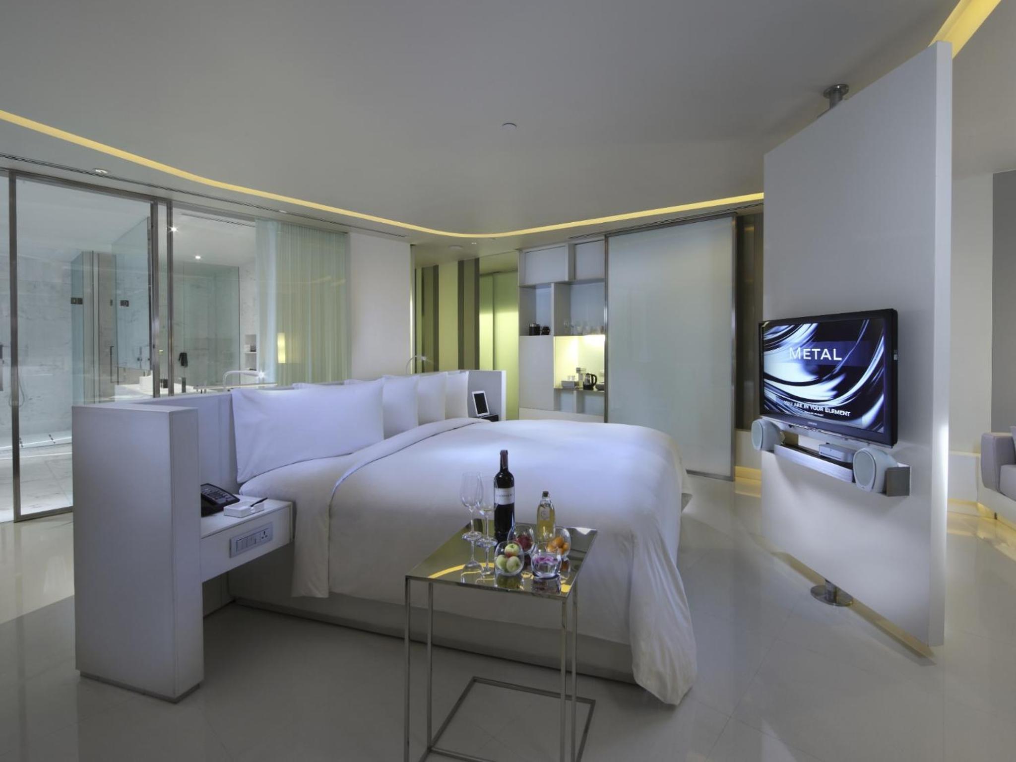 SO King Studio Room with Skyline City View and Club Signature Benefits photo 3