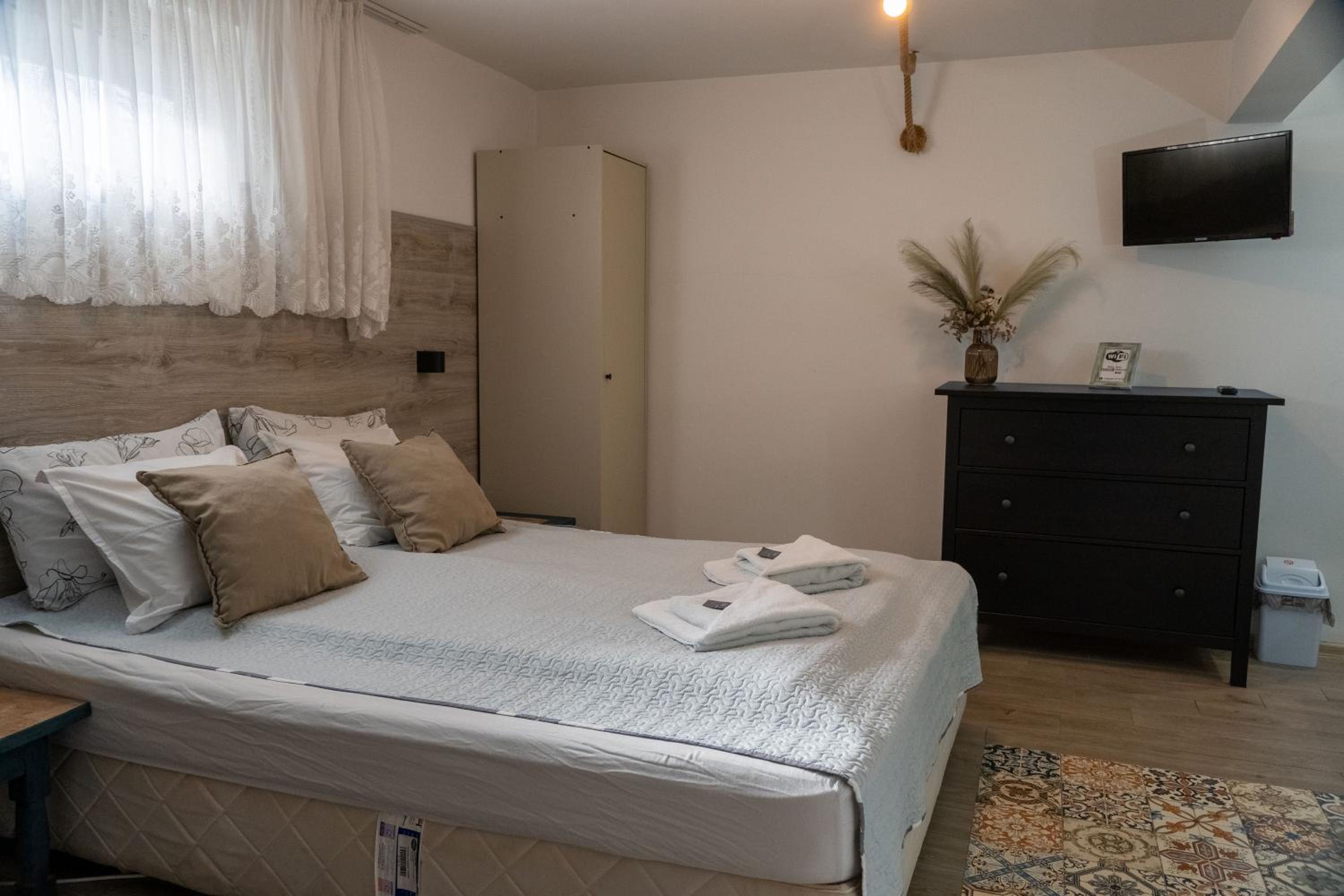 Basic Triple Room photo 2