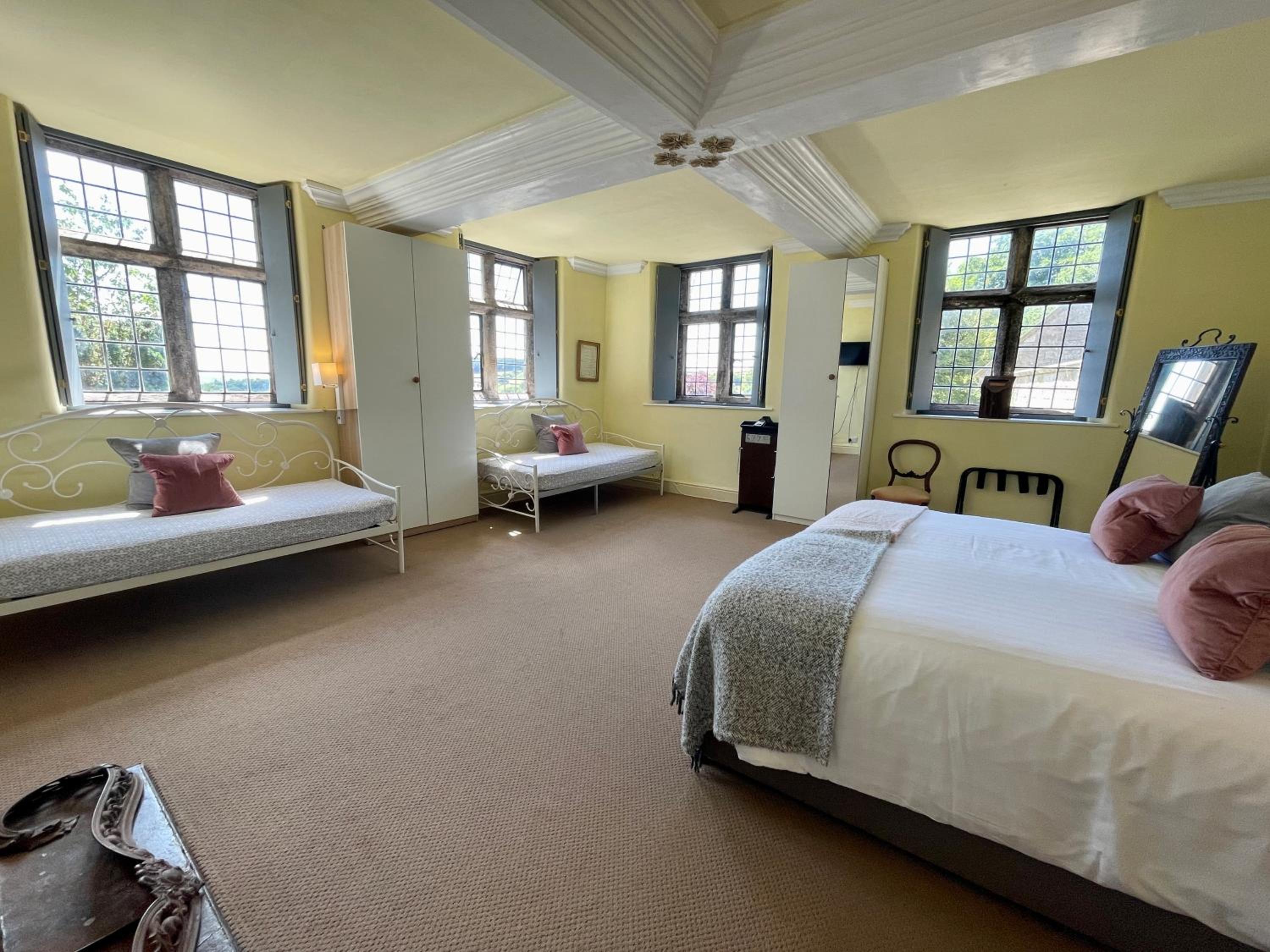 Six-Bedroom House photo 2