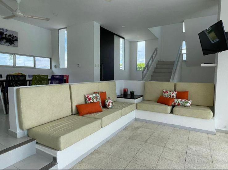 Five-Bedroom House photo 3