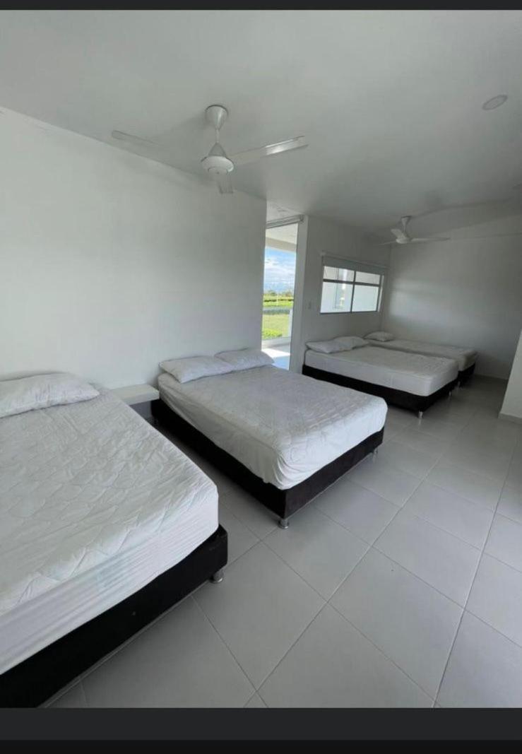 Five-Bedroom House photo 1