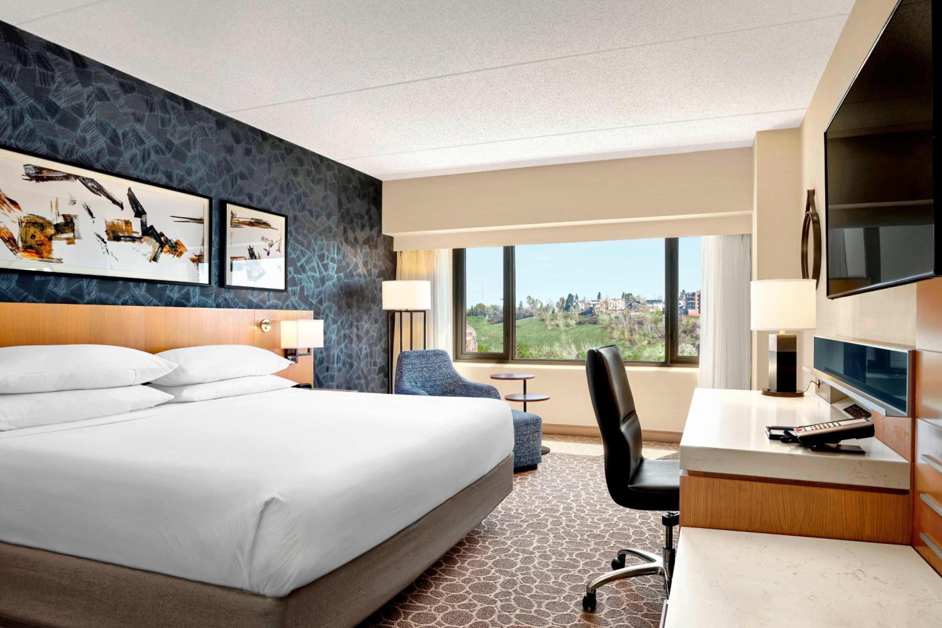 Deluxe King Room - Photo 2