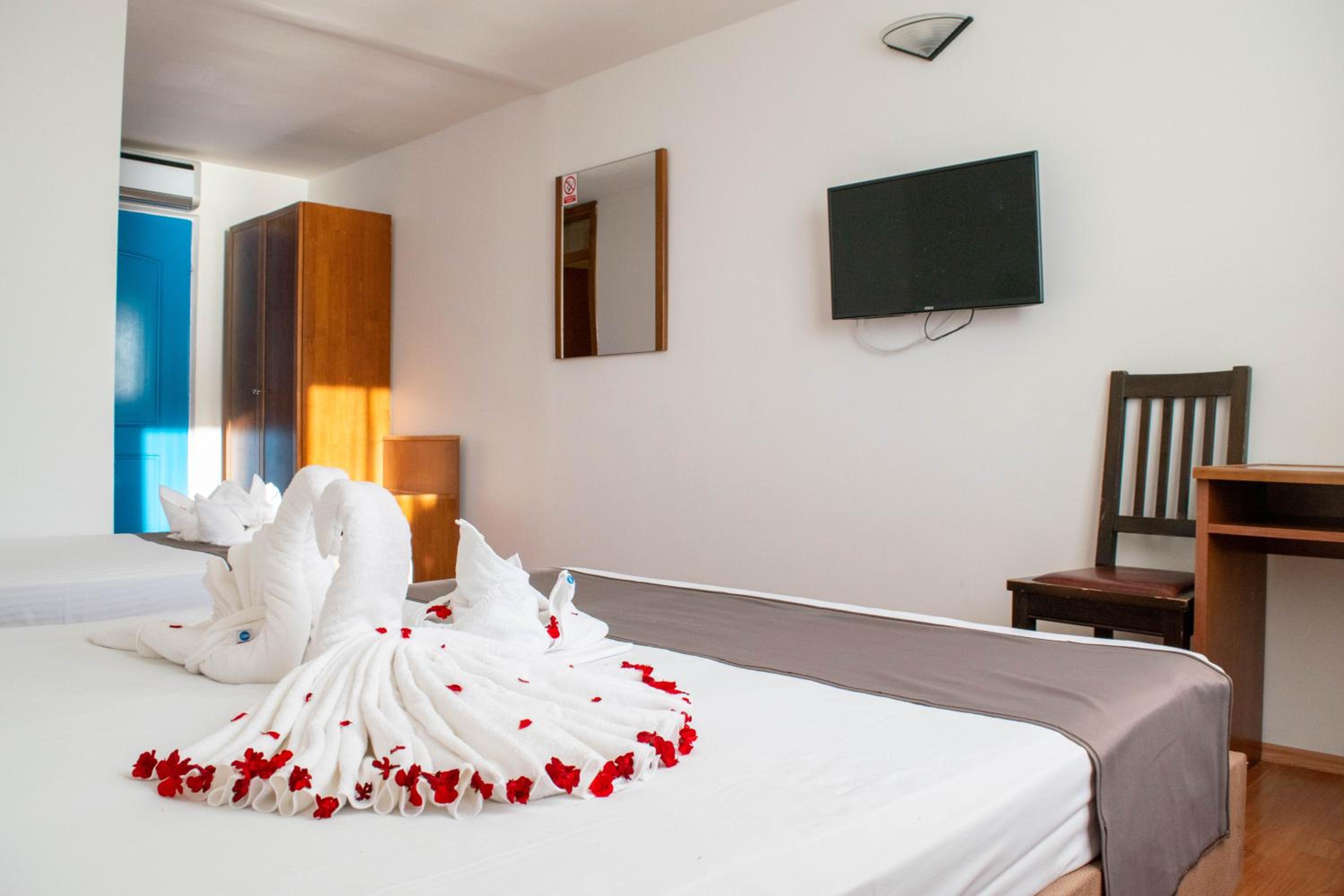 Standard Room with Sea View - Photo 9