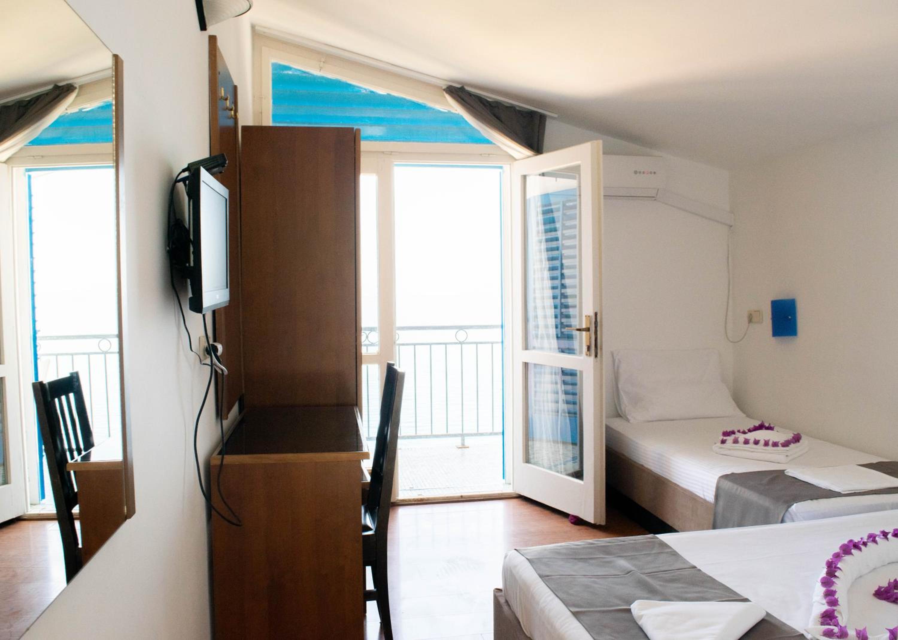 Triple Room with Balcony with Sea View - Annex  - Photo 17