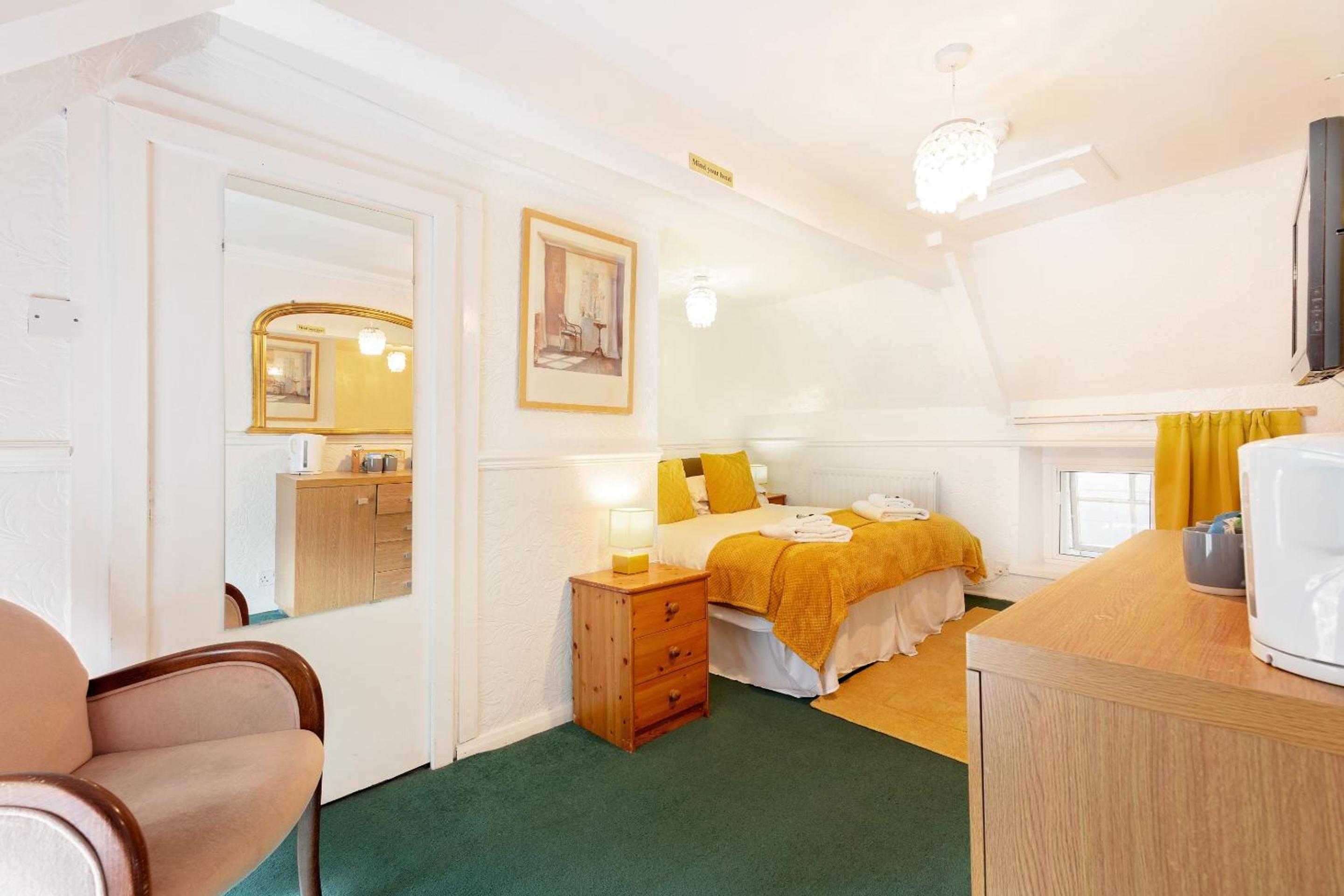 Double Room with Private Bathroom - Photo 2