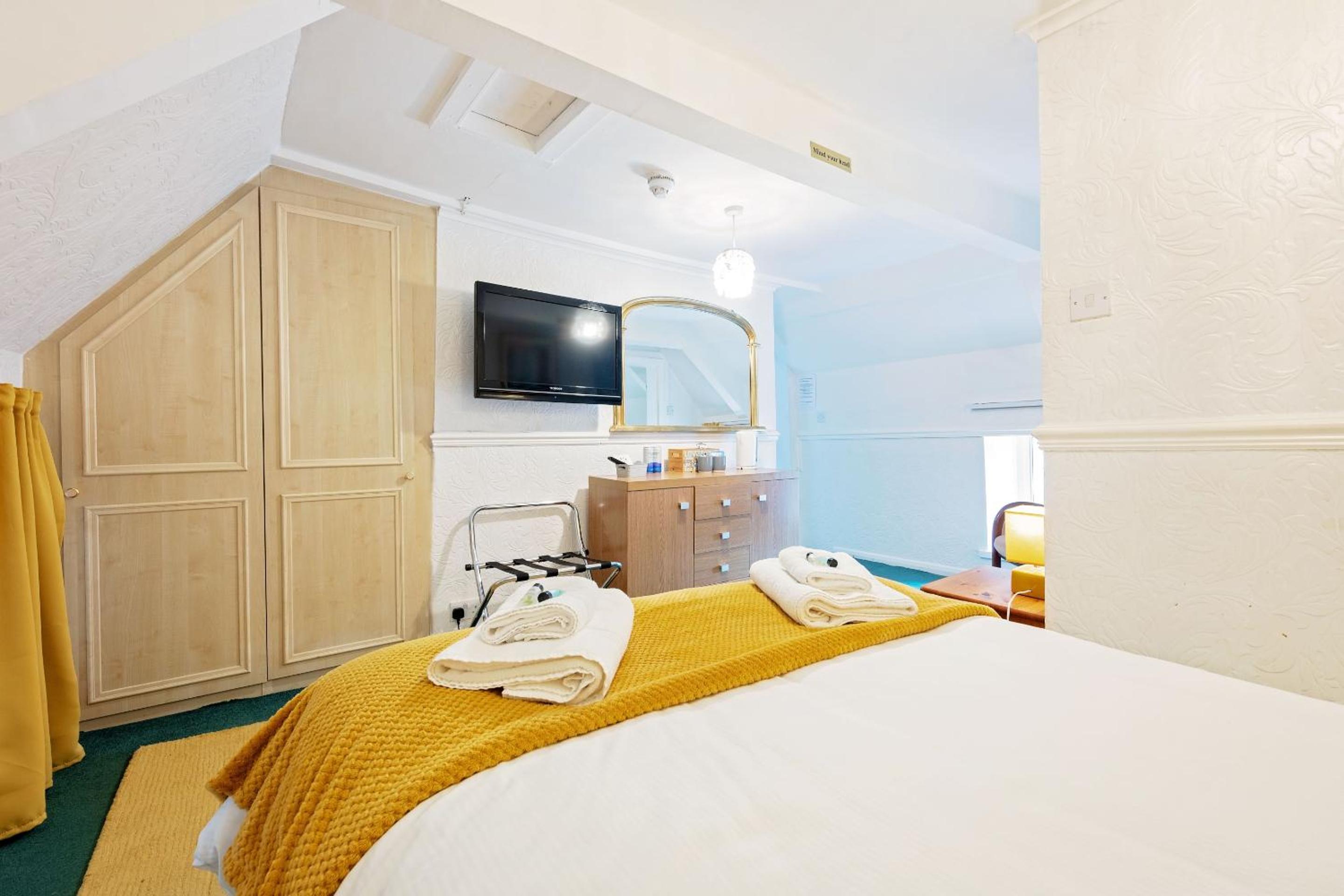 Double Room with Private Bathroom - Photo 3