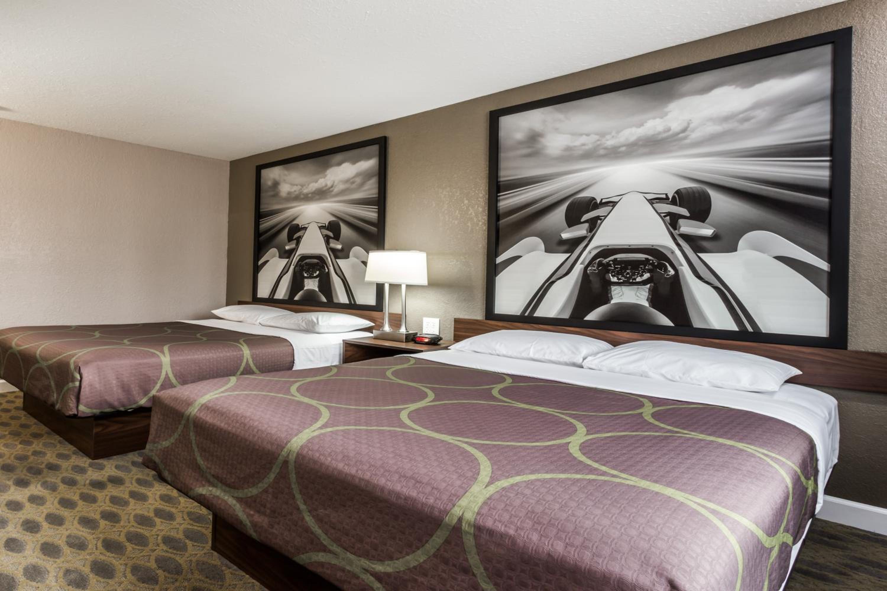 Queen Room With Two Queen Beds - Non-Smoking photo 2