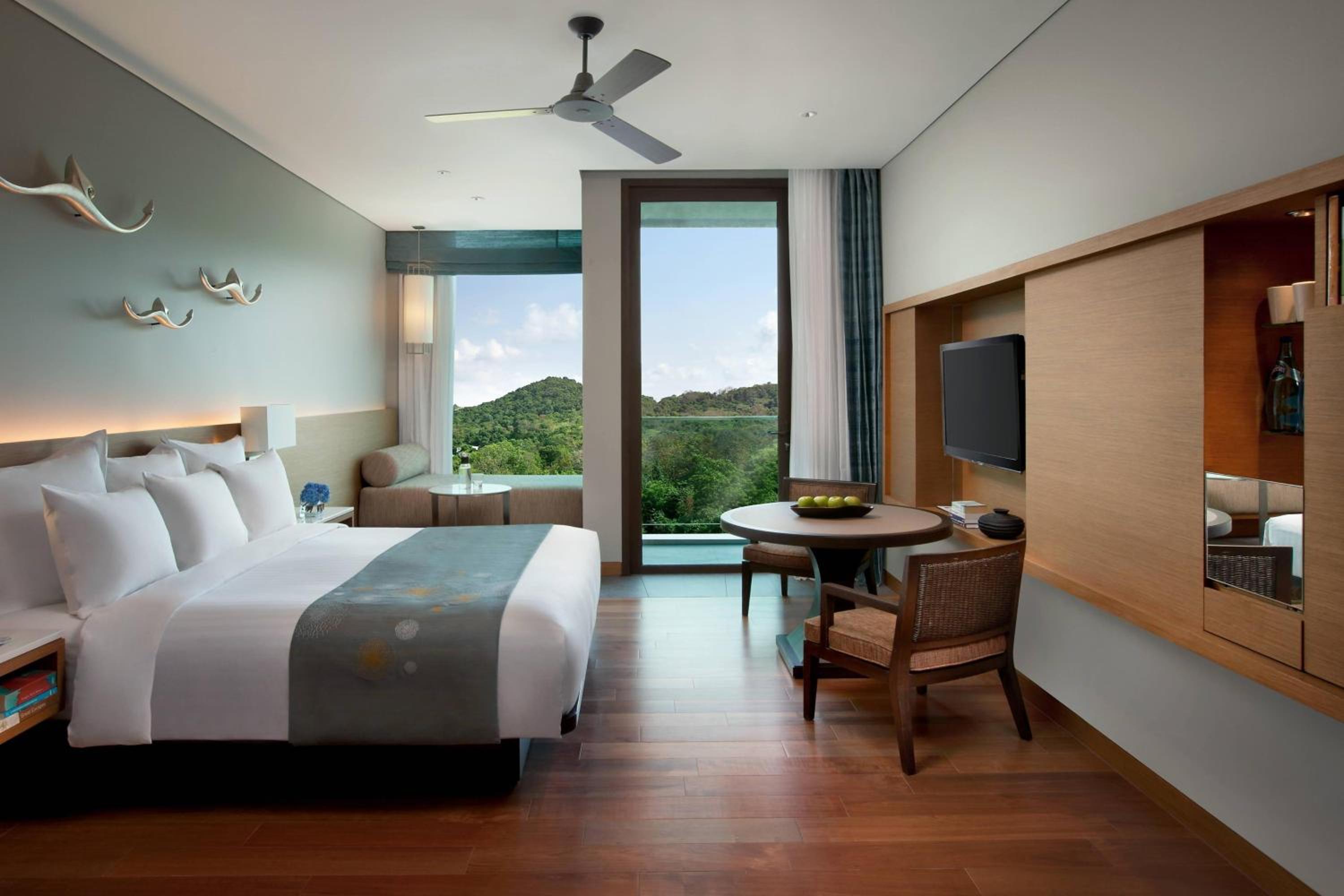 Deluxe King Room with Mountain View