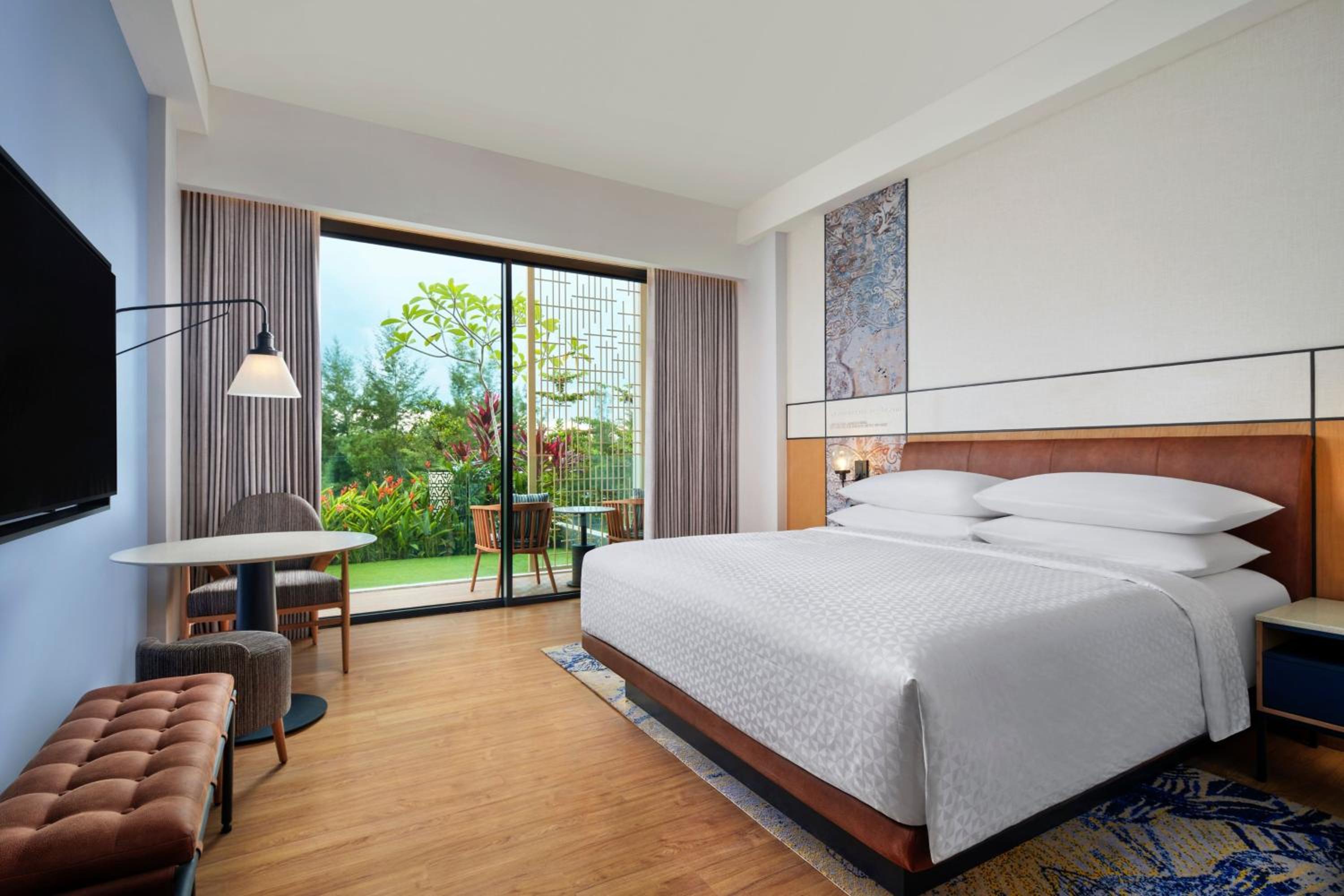 Deluxe King, Garden View, Balcony - Photo 1