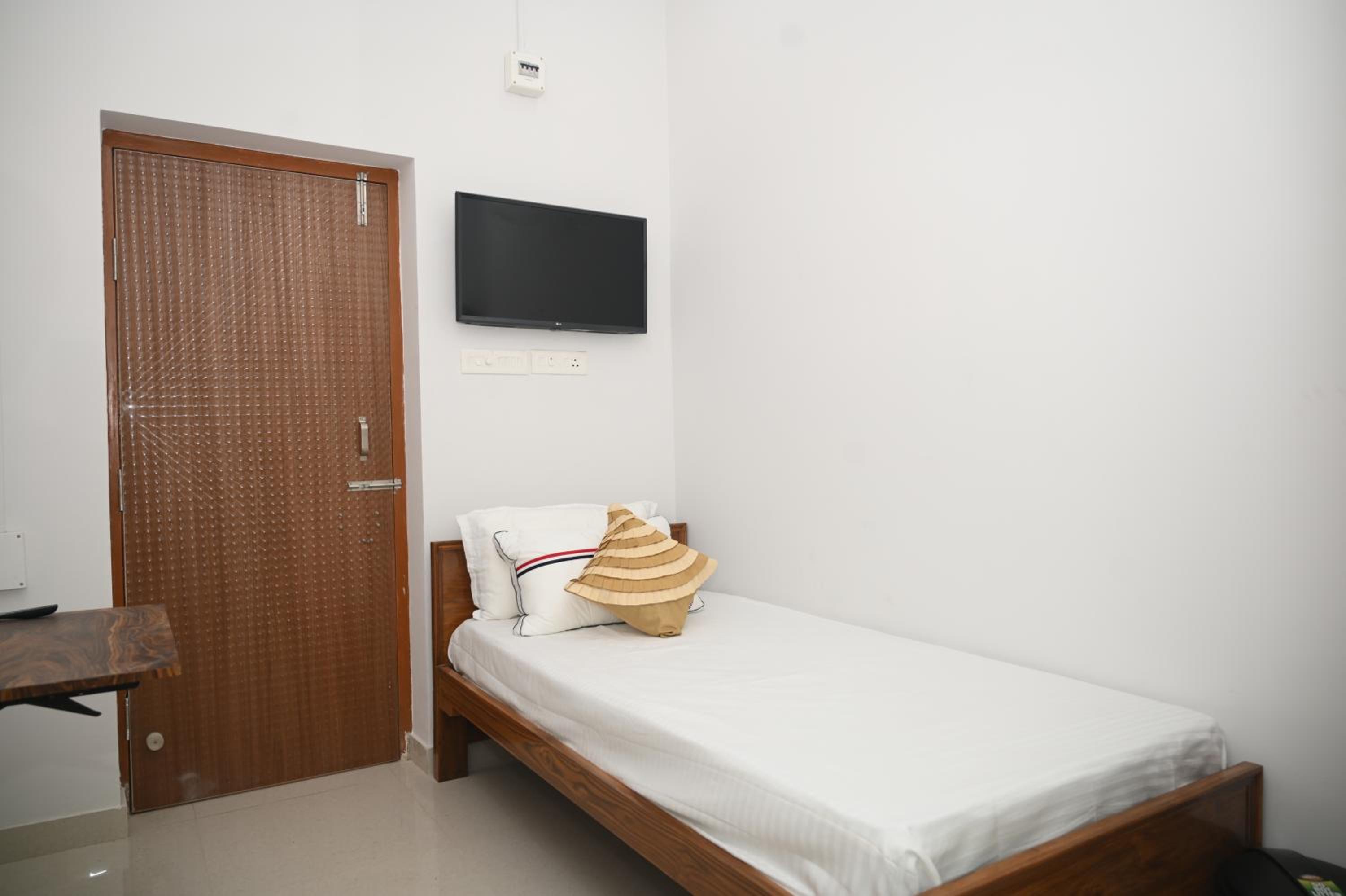 Single Room With Private Bathroom photo 1