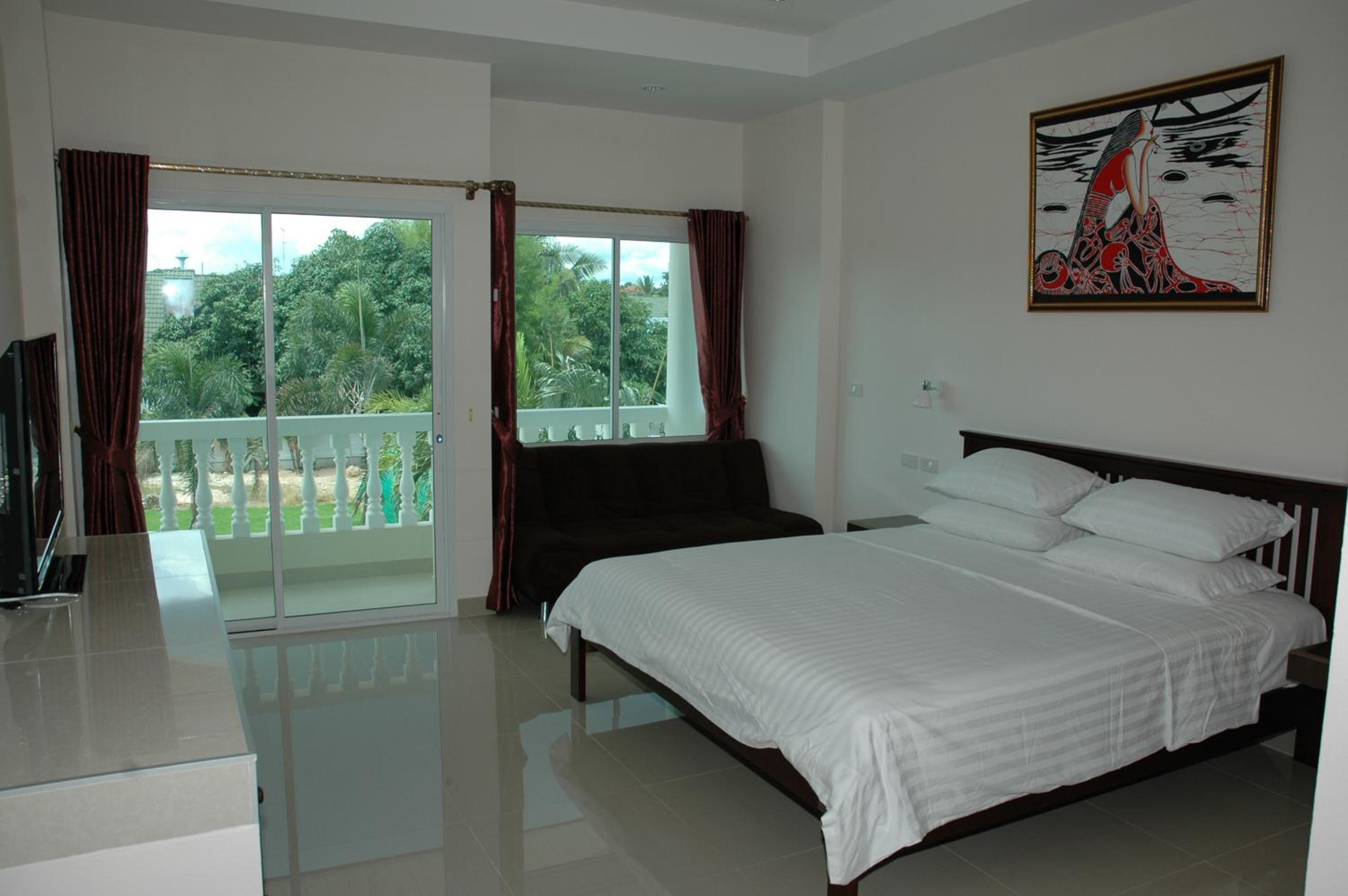 Deluxe King Room - Photo 4