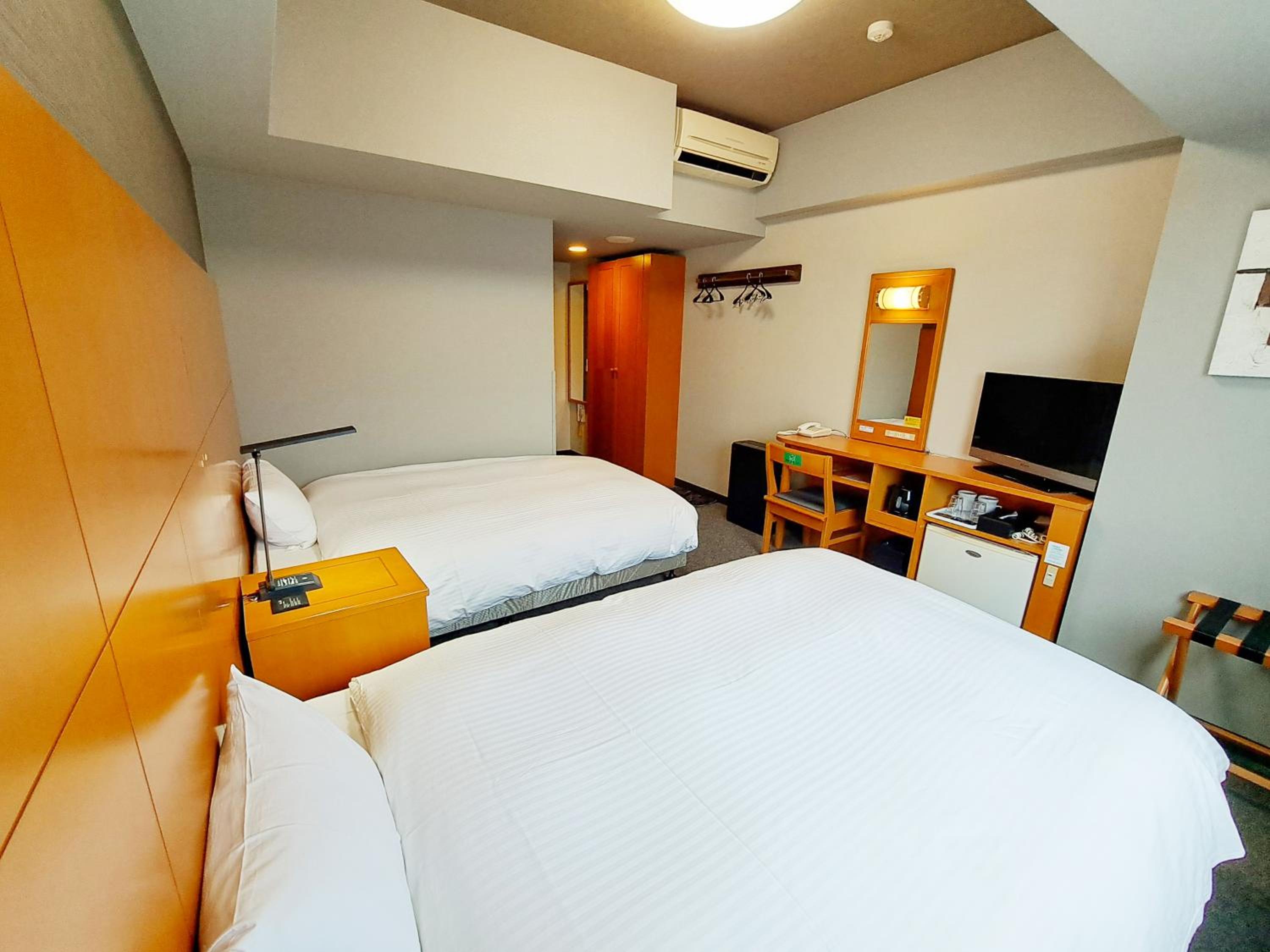 Twin Room - Smoking - Photo 13