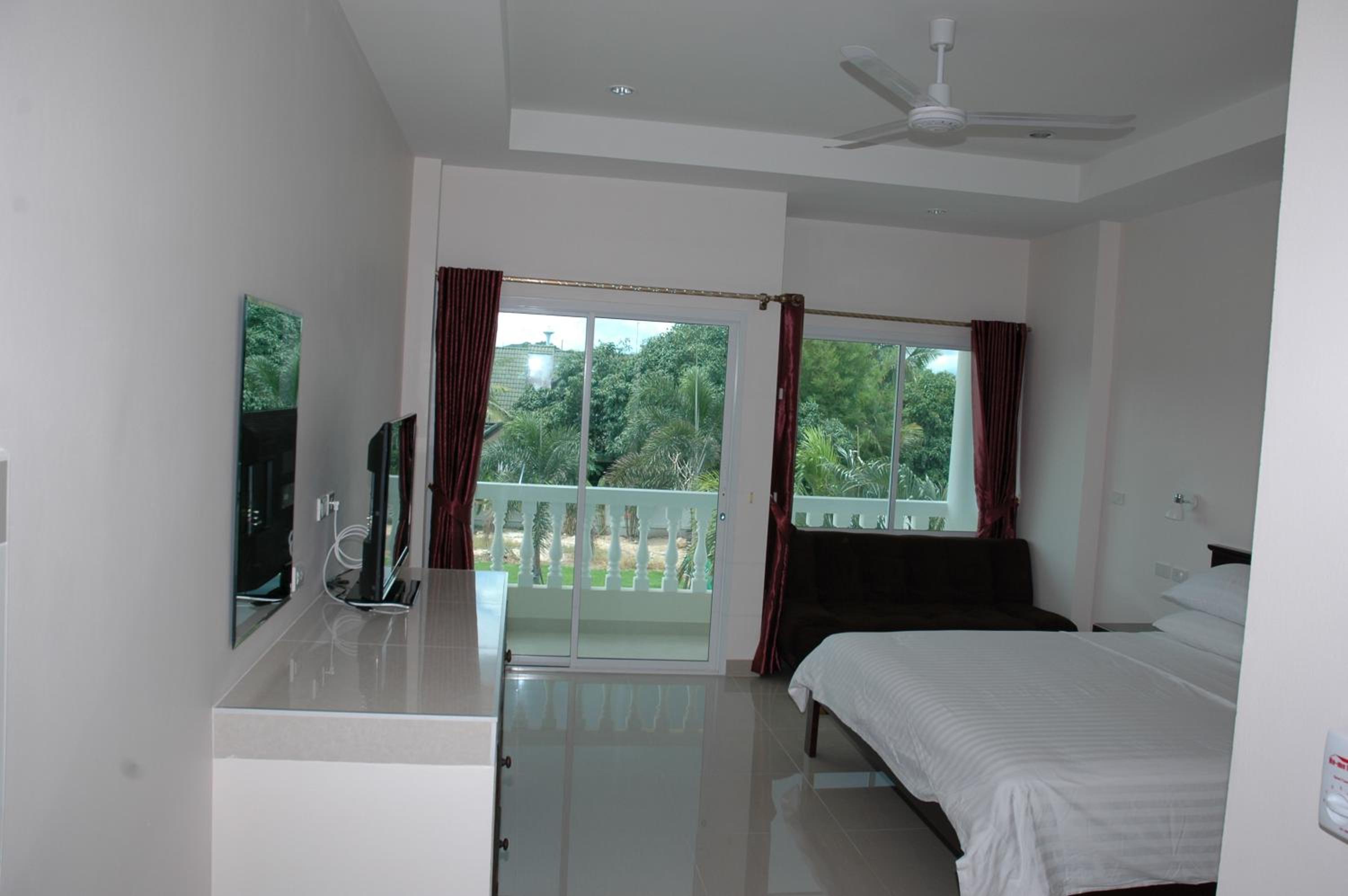 Deluxe King Room - Photo 6