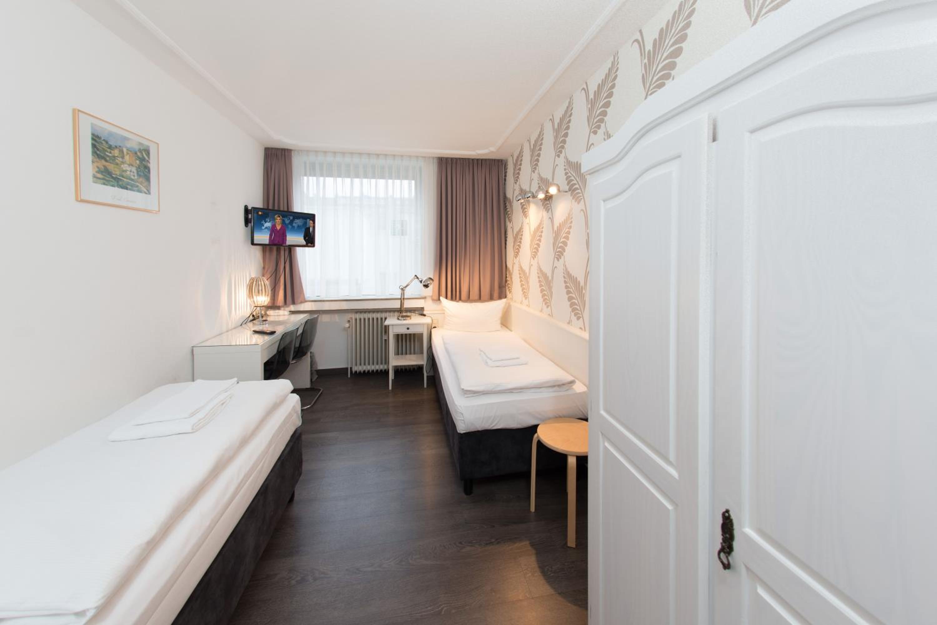 Standard Twin Room - Photo 1
