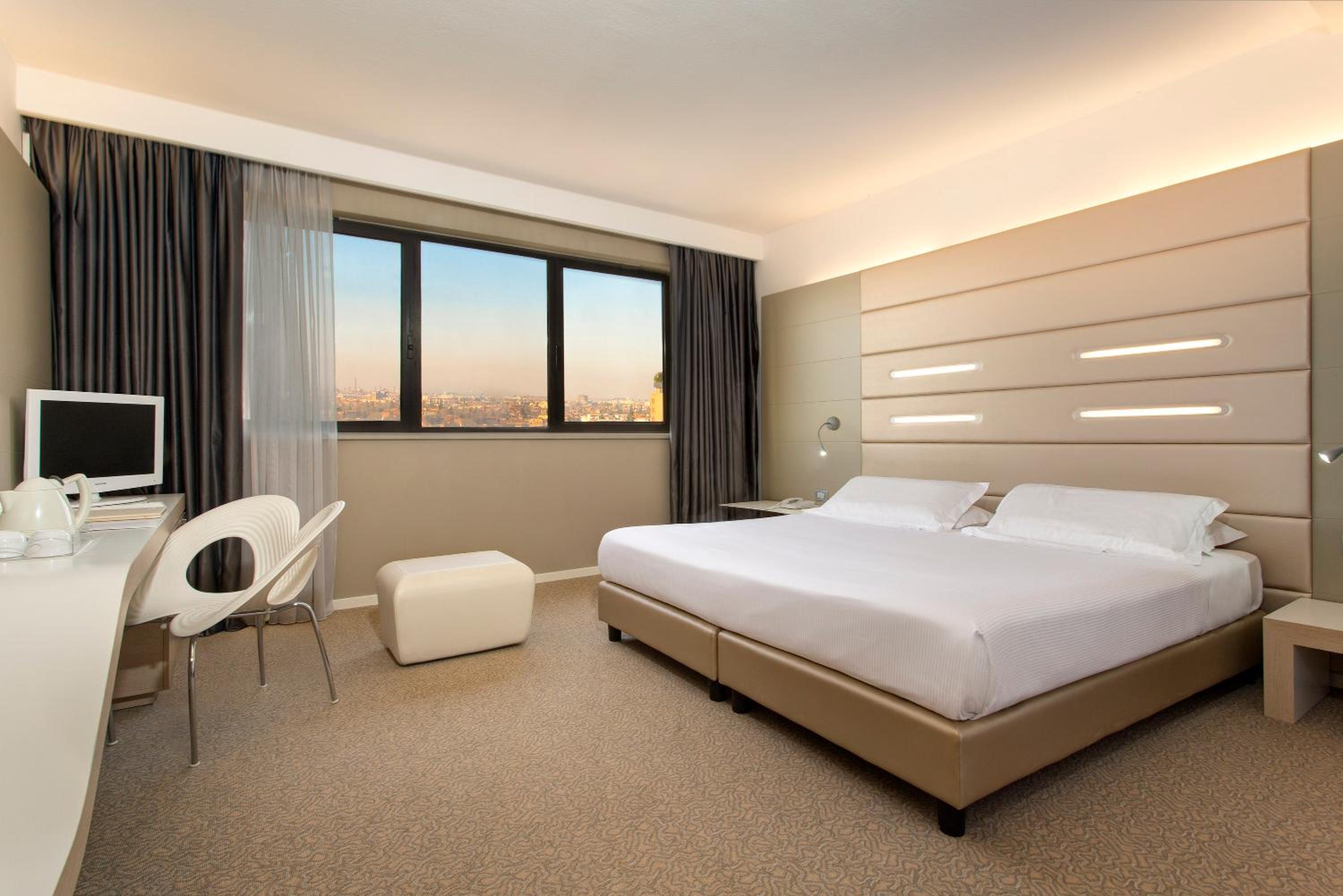 Deluxe Double or Twin Room - Photo 8