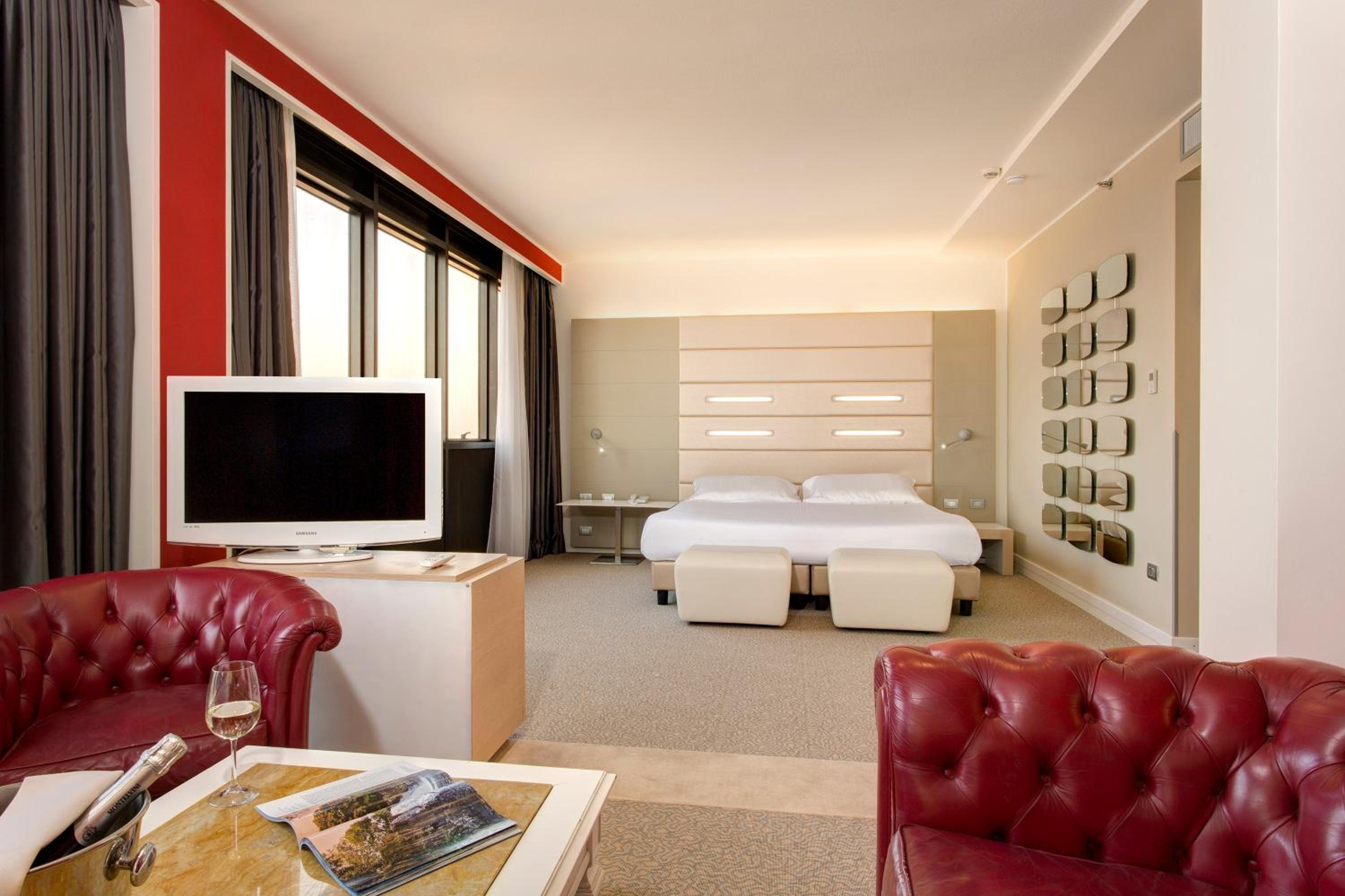 Deluxe Junior Suite - Photo 8