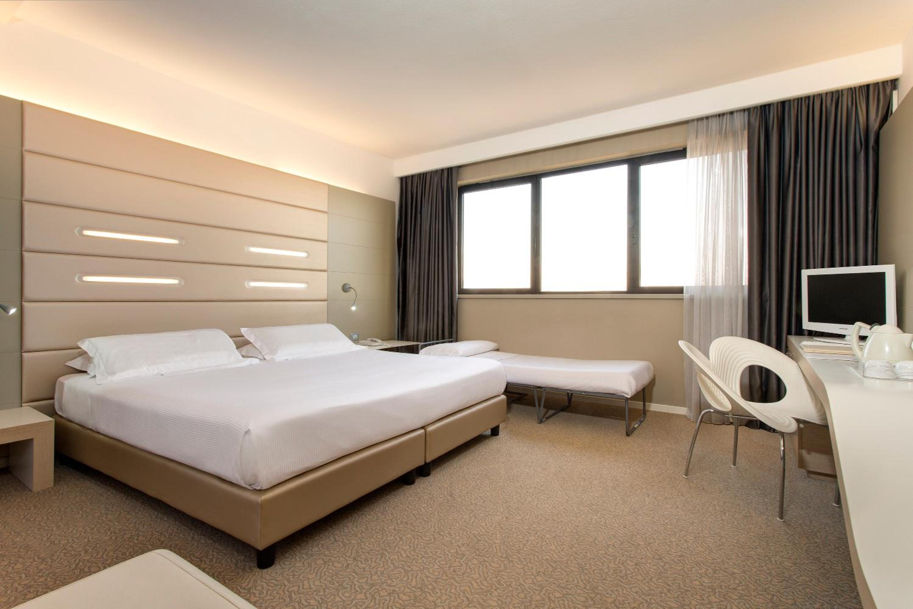 Standard King Room with Single Bed - Photo 4