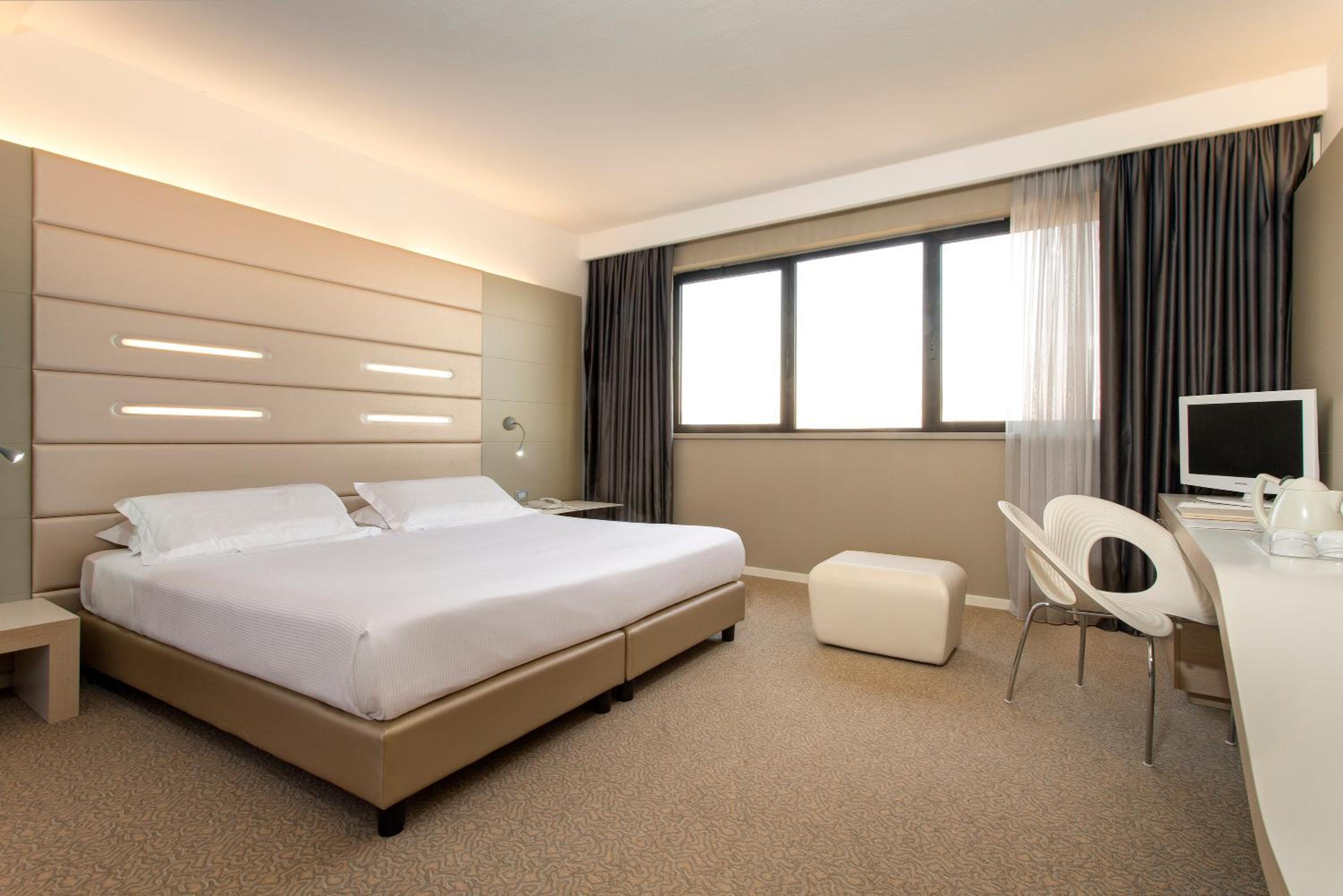 Standard King Room - Photo 7