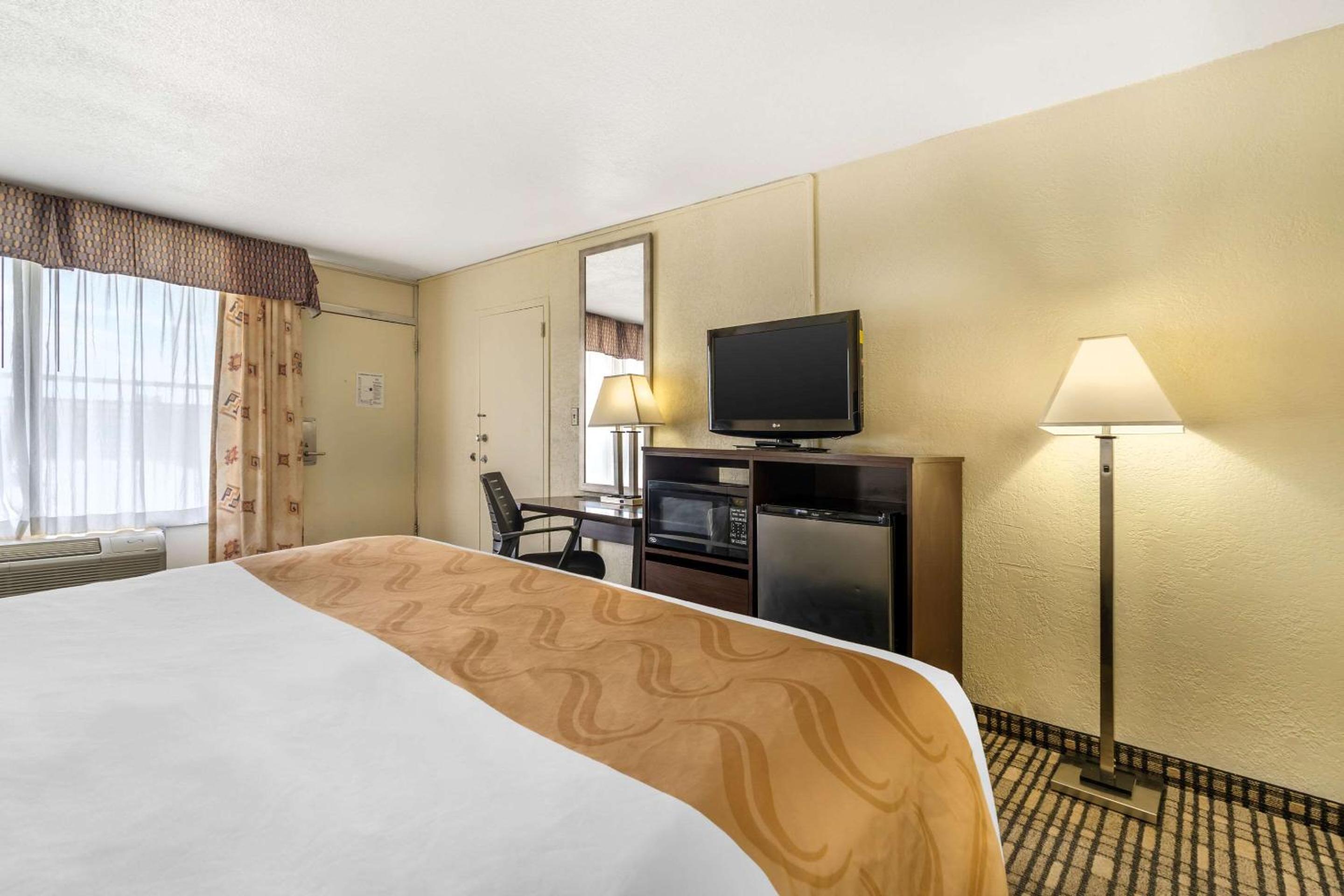 King Room - Non-Smoking - Photo 8
