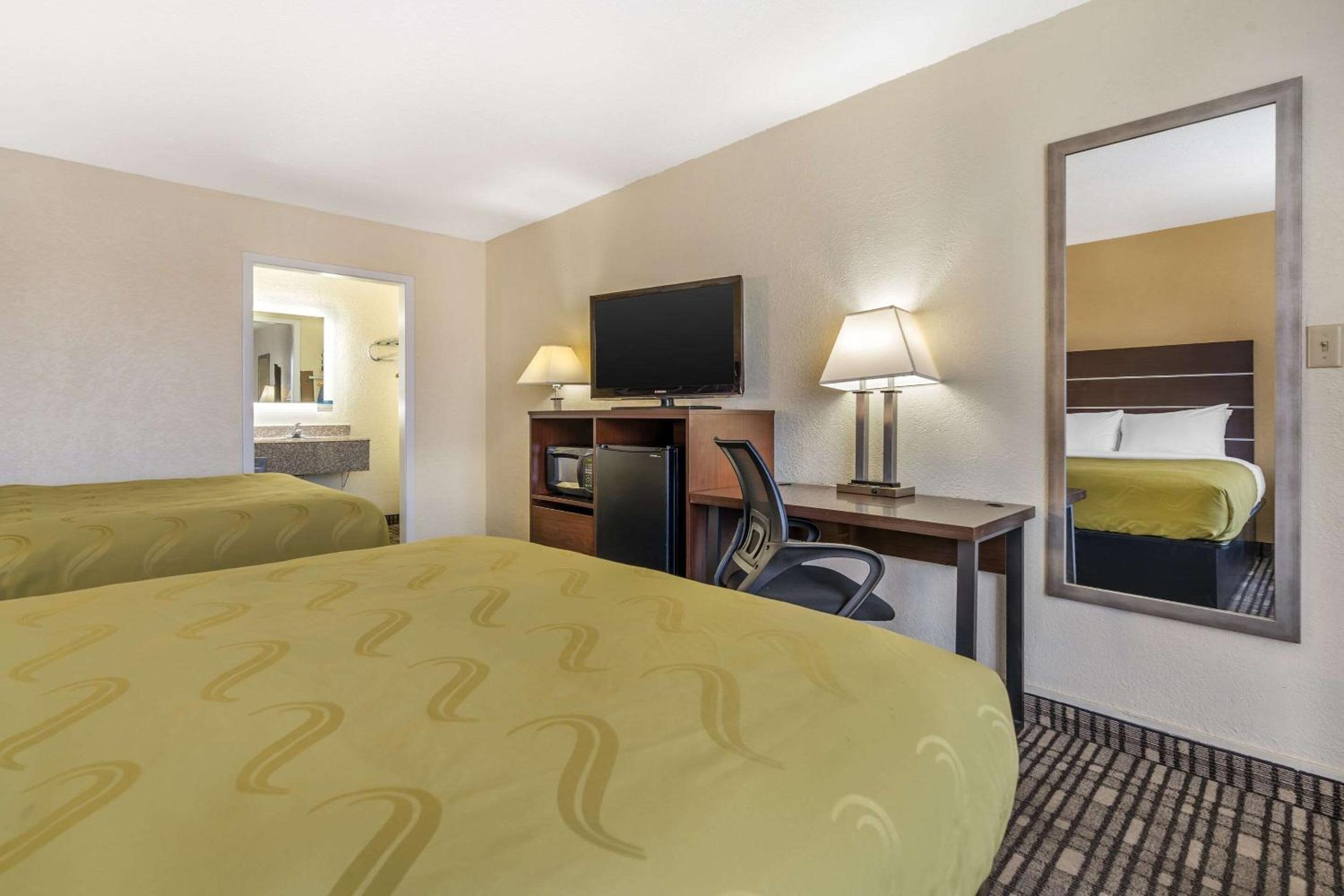 Queen Room with Two Queen Beds - Non-Smoking - Photo 3
